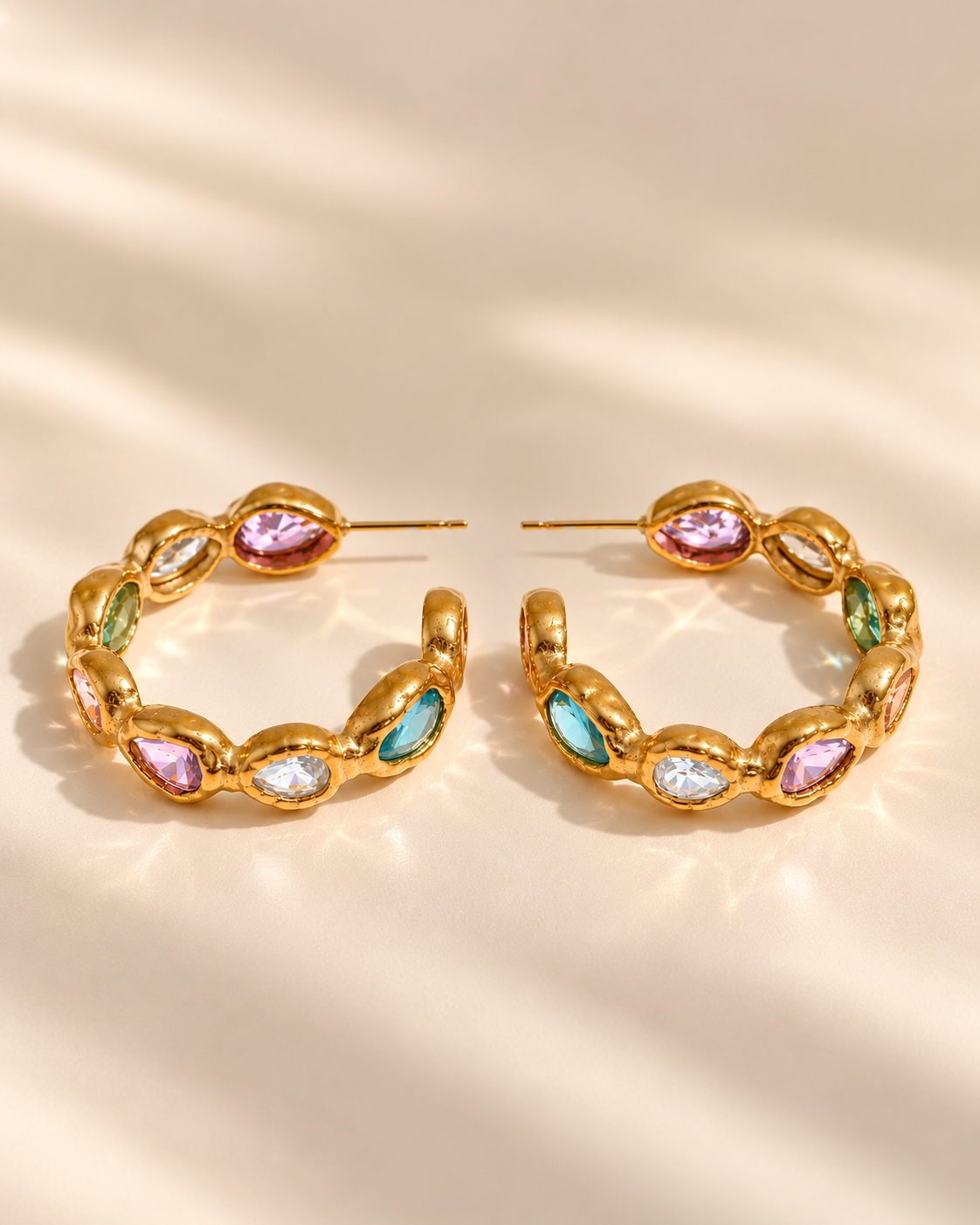Goldene Pastel Muse Creolen aus Edelstahl mit pastellfarbenen Zirkonia-Steinen