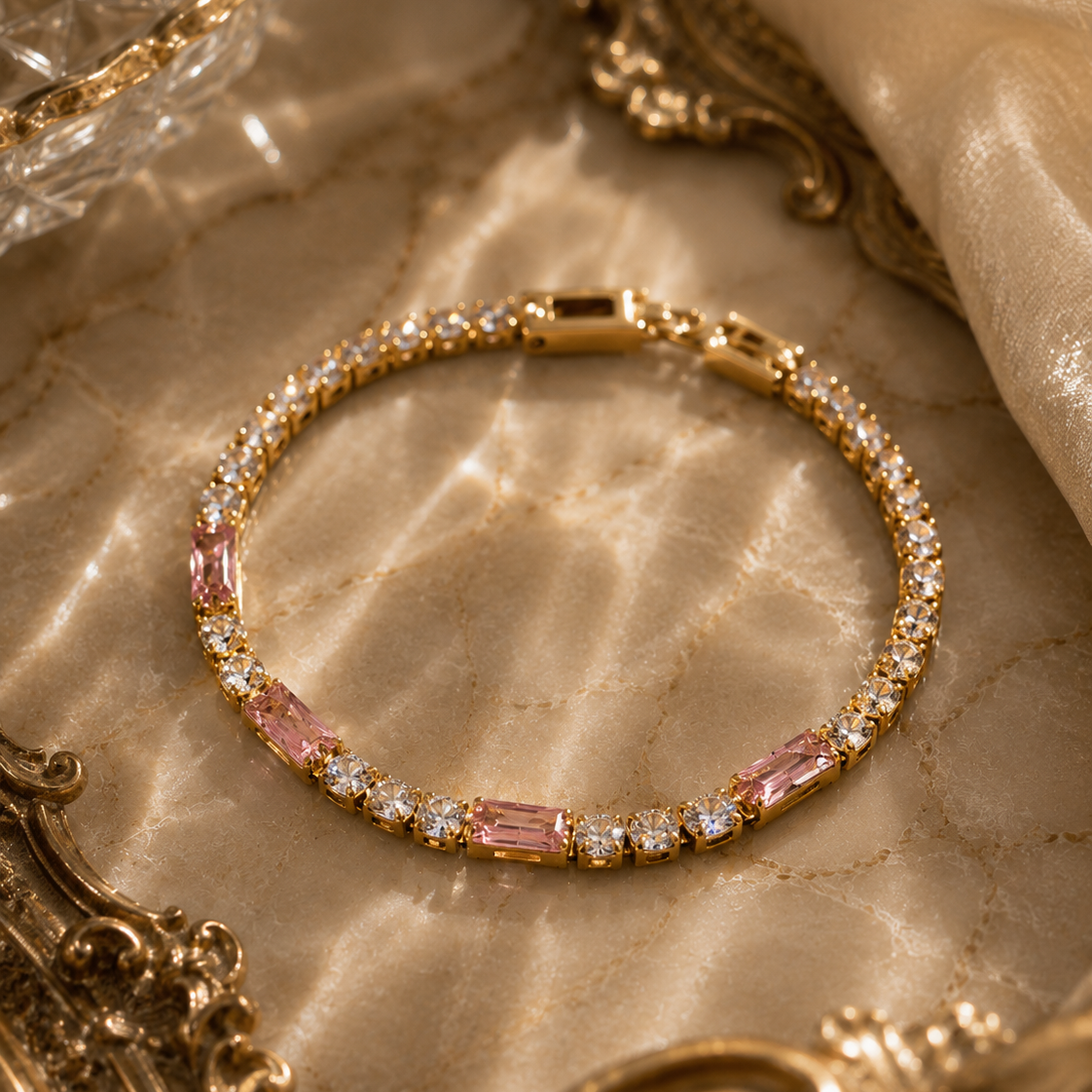 Princess Diamond Bracelet – Goldenes Edelstahl Armband mit rosa Schmucksteinen