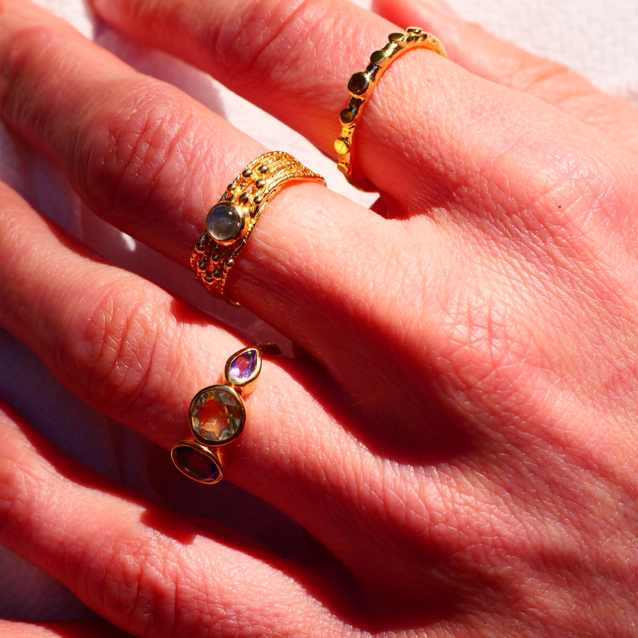 Verstellbarer Ring mit Citrin und Amethyst getragen – eleganter spiritueller Schmuck