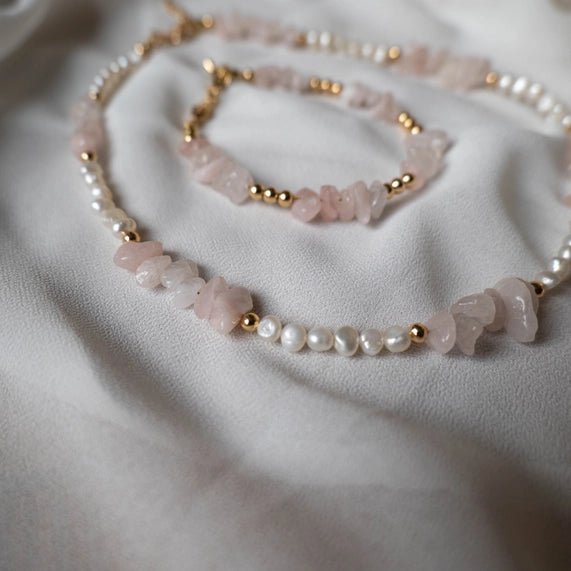 Rosenquarz & Perlen Choker Kette – 18 Karat vergoldet | Symbol der Weiblichkeit