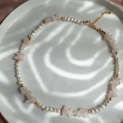 Rosenquarz & Perlen Choker Kette – 18 Karat vergoldet | Symbol der Weiblichkeit