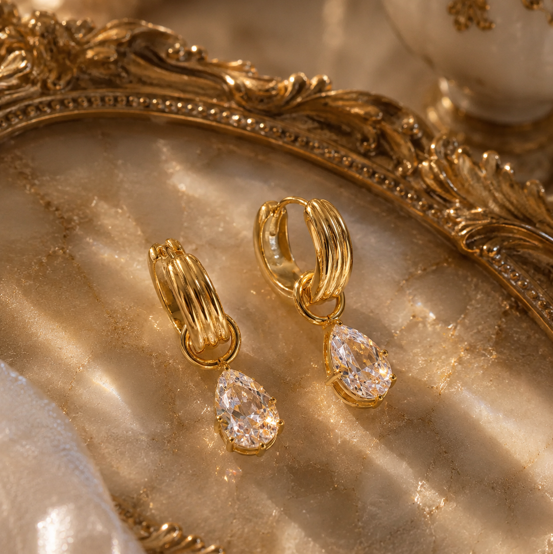 Royal Teardrop Hoops – Goldene Edelstahl Ohrringe mit funkelndem Tropfen
