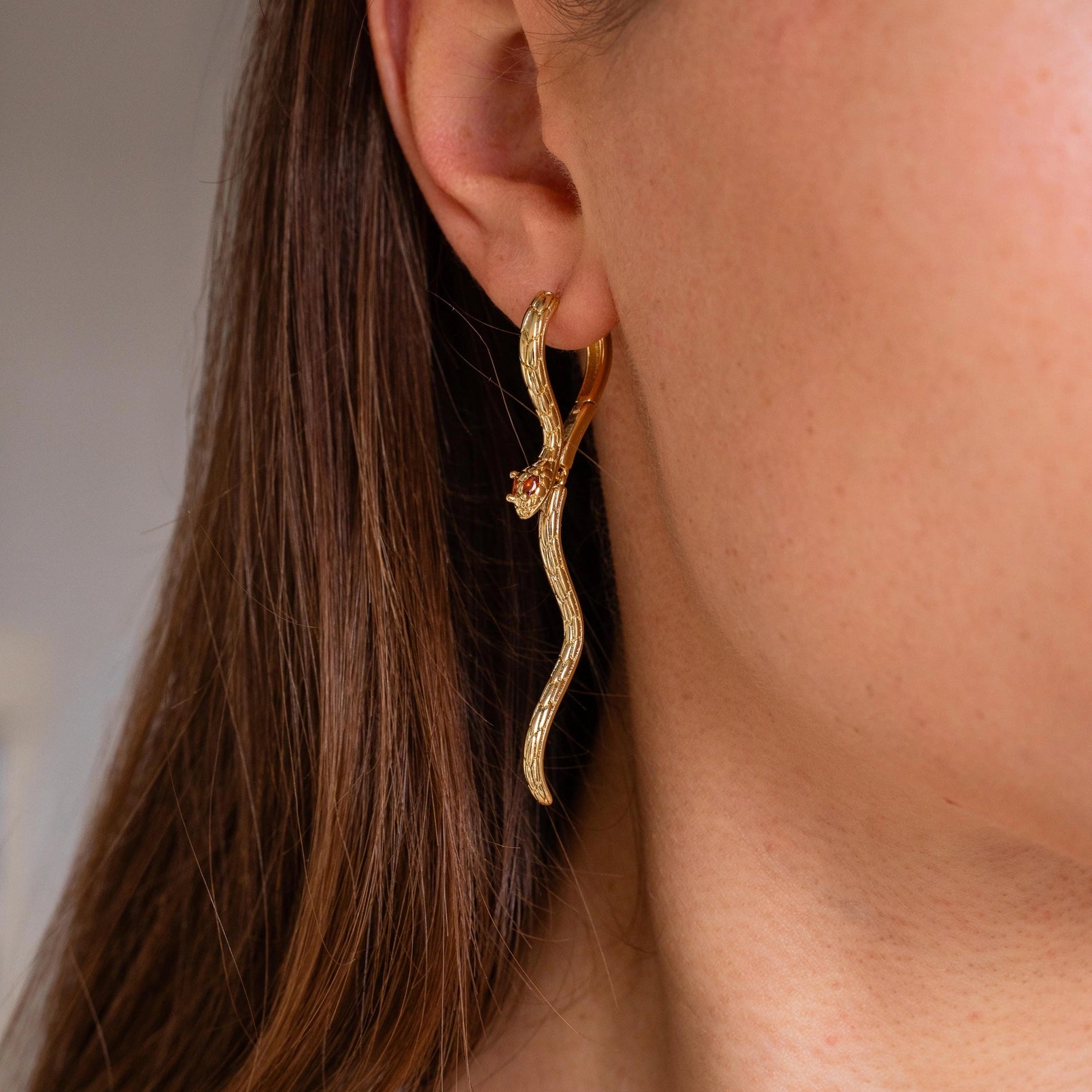 Schlangen Ohrringe Gold – Edelstahl Statement Schmuck mit Klappverschluss