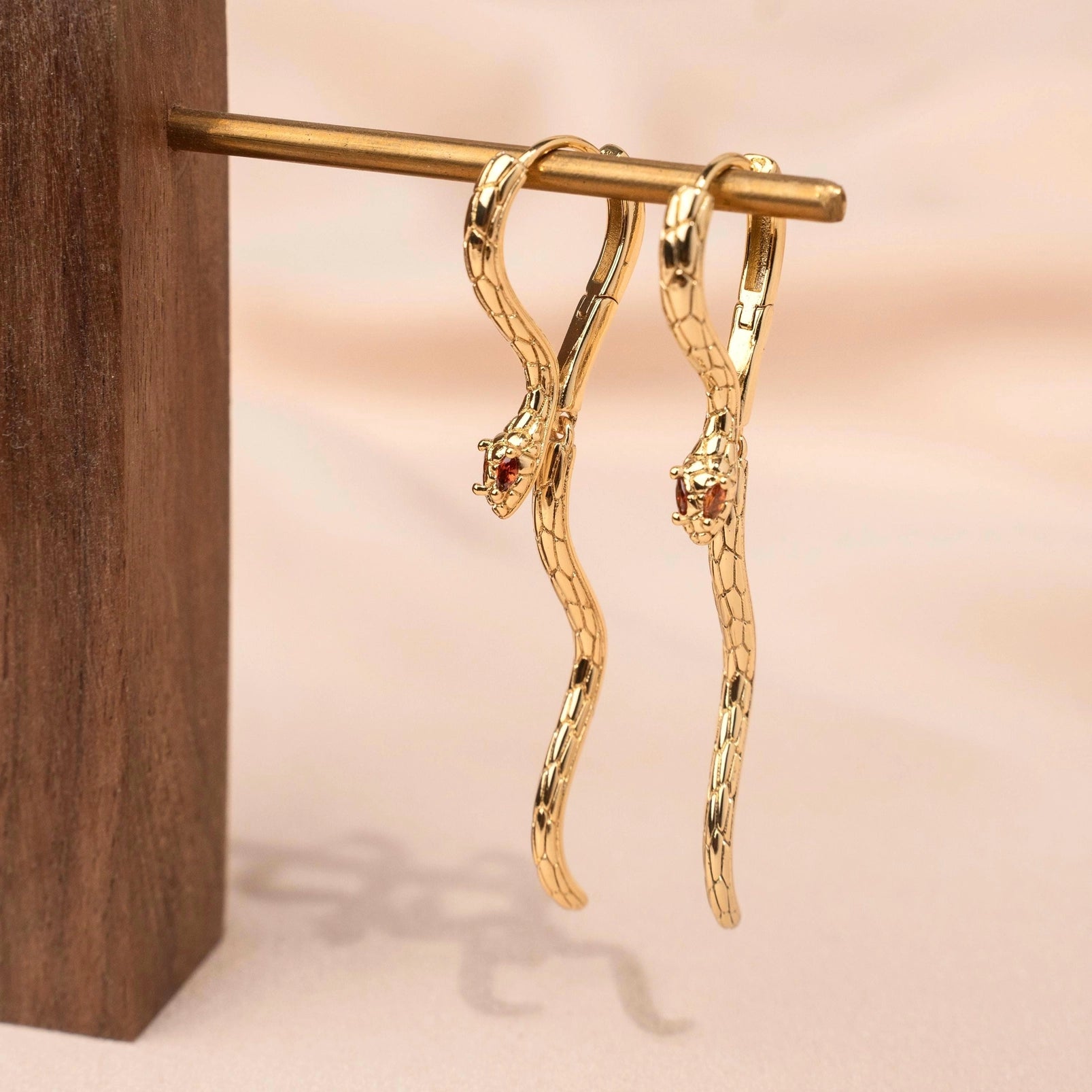 Schlangen Ohrringe Gold – Edelstahl Statement Schmuck mit Klappverschluss