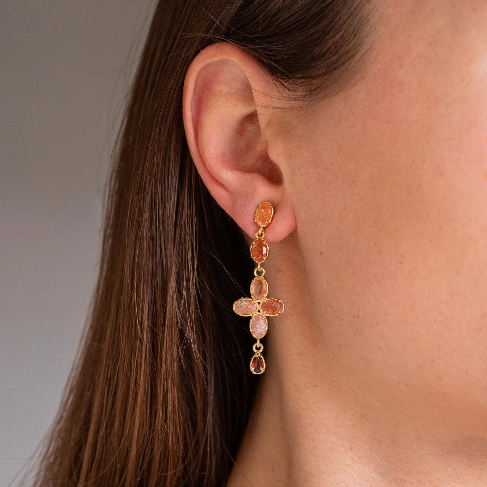 Sonnenstein Kreuz Ohrringe – Edelstahl Schmuck mit natürlichem Edelstein