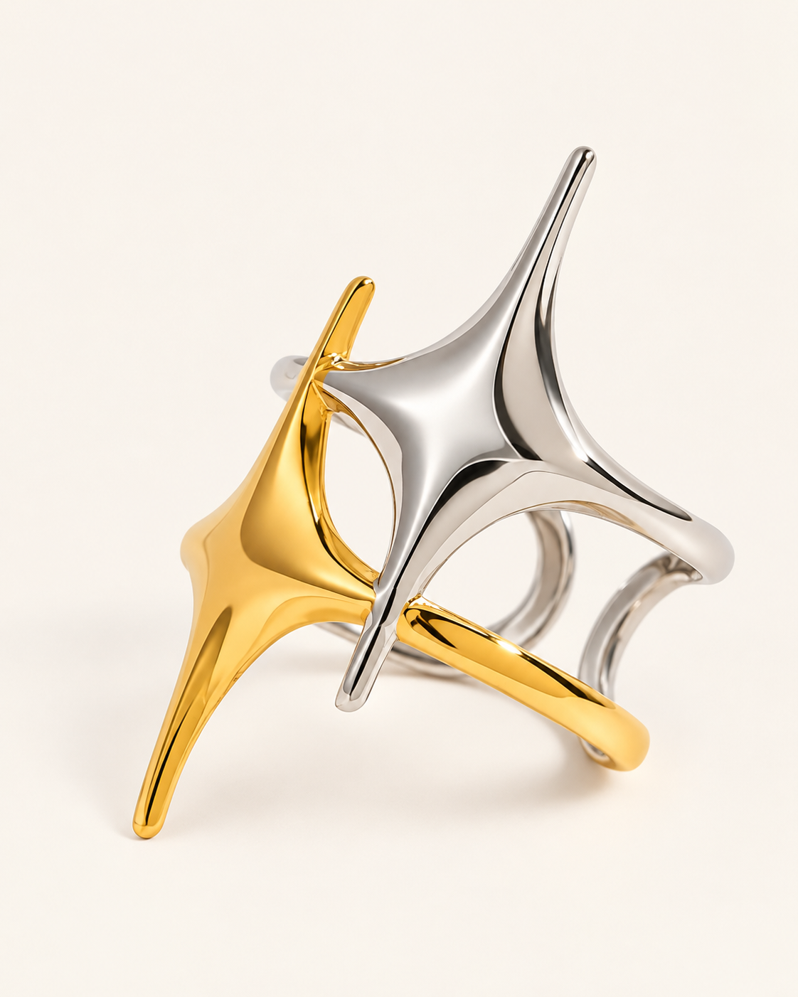 Bicolor Starlight Stern Ring aus Edelstahl in Gold und Silber, größenverstellbar, mit modernem vierzackigem Sternendesign.