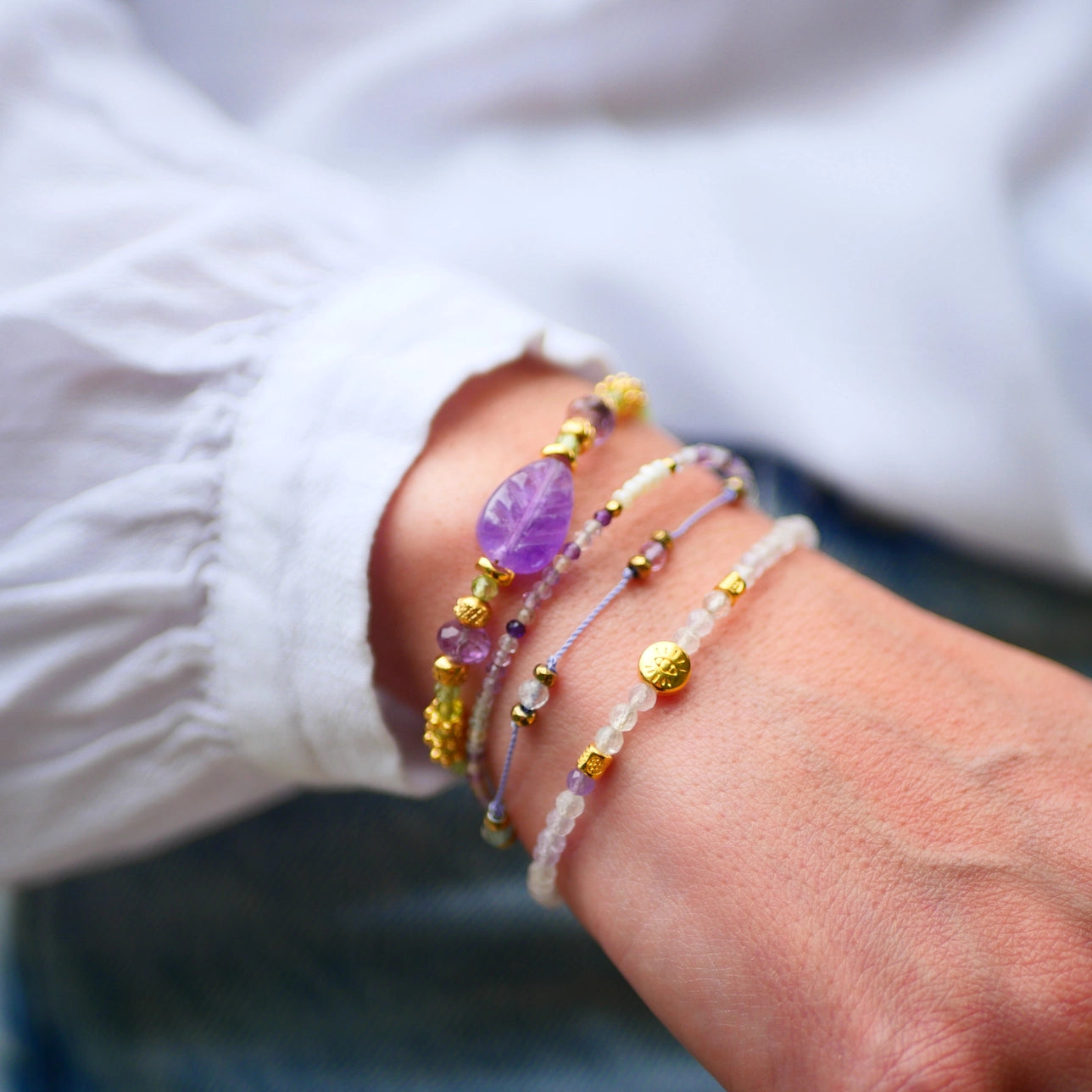 Peridot und Amethyst Armband getragen