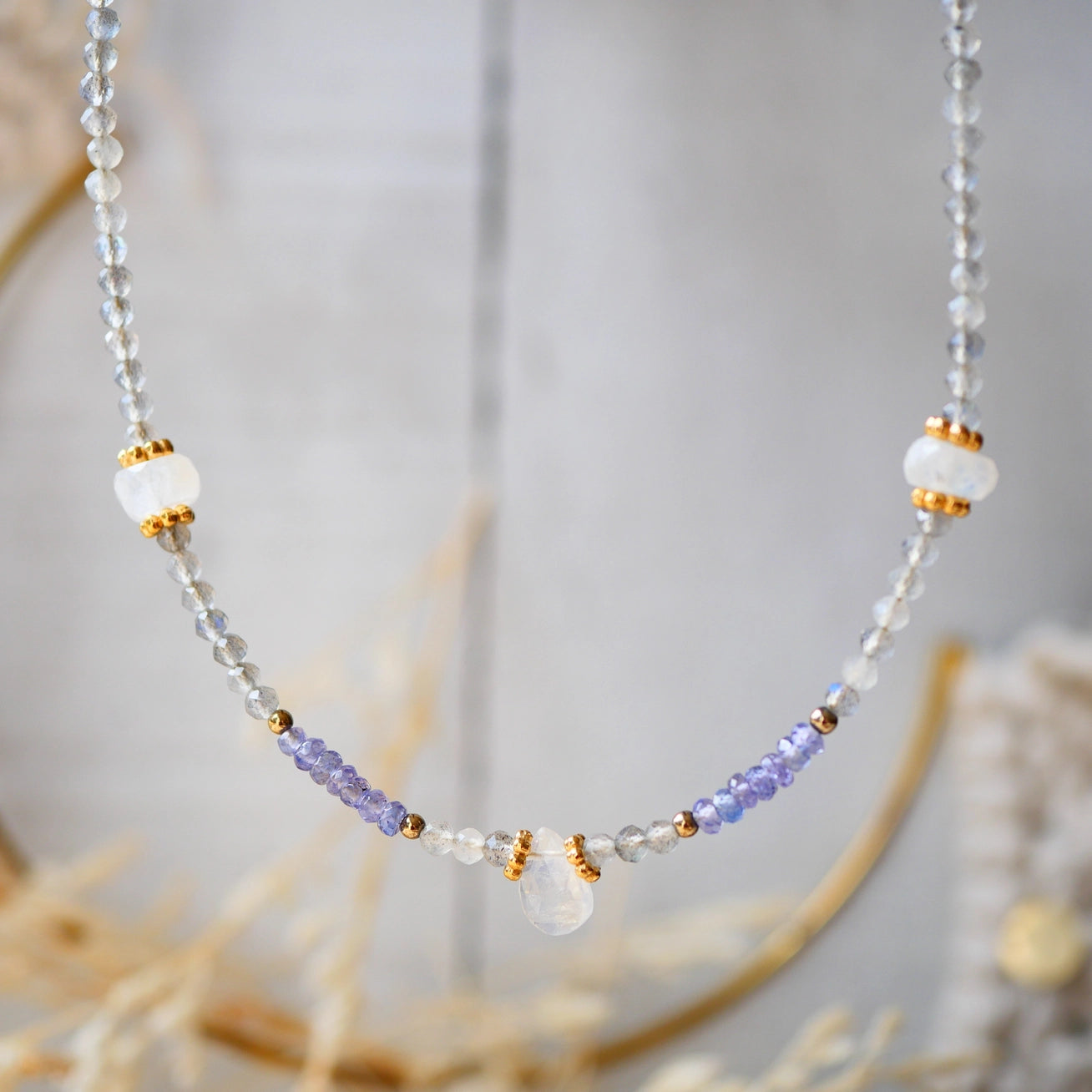 Vanya Kette – Tansanit, Mondstein & Labradorit | Intuition, Schutz & Klarheit