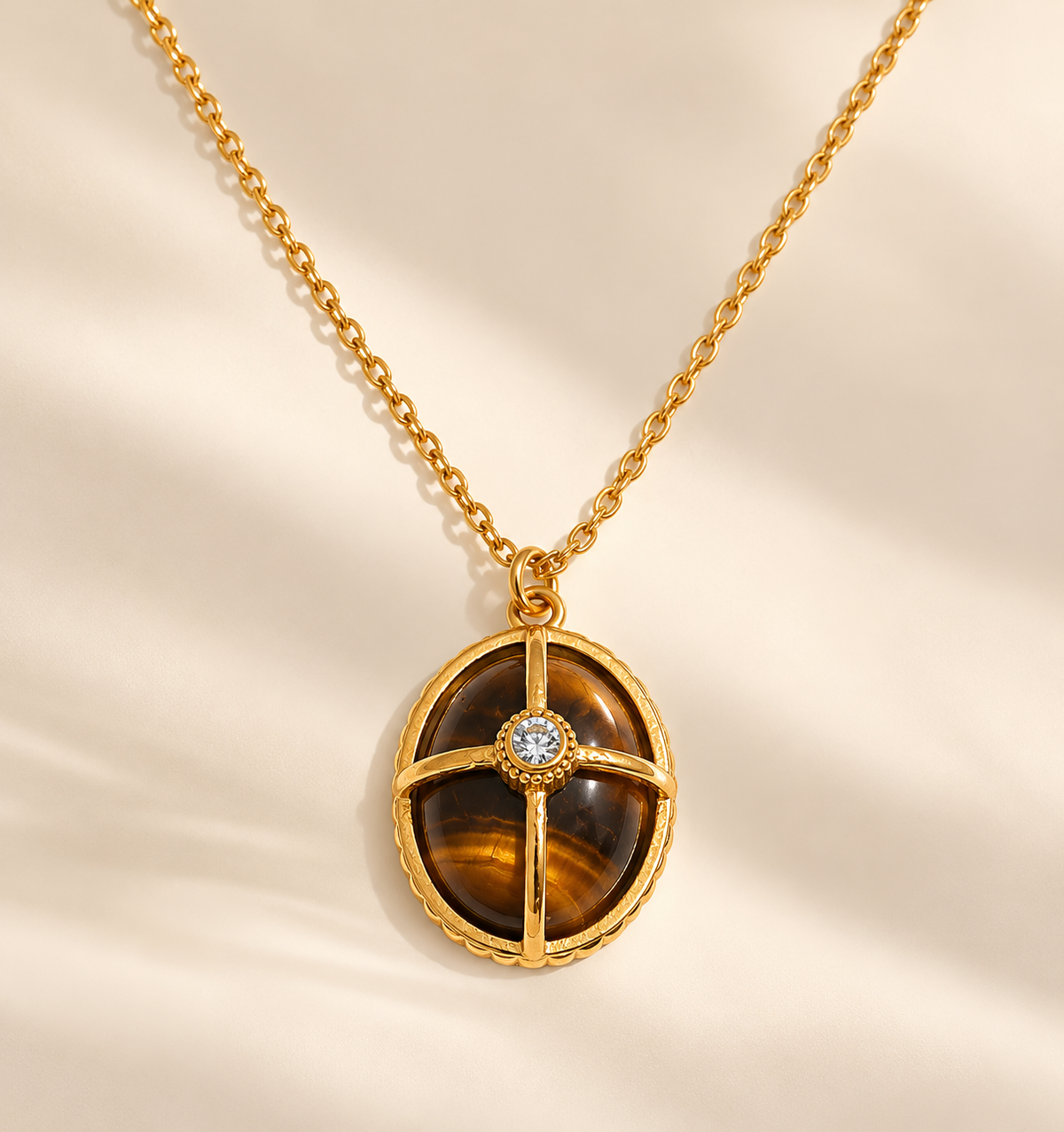 Goldene Tigerauge Kette aus Edelstahl mit ovalem Edelstein Anhänger und Zirkonia von ANNURAH
