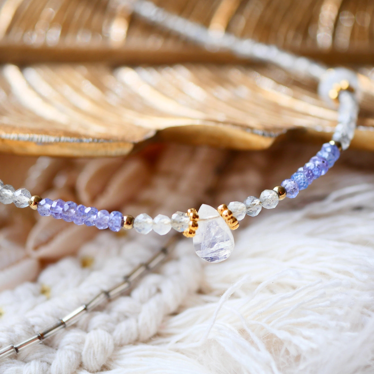 Detailaufnahme der Vanya Kette mit Tansanit-, Mondstein- und Labradorit-Edelsteinen
