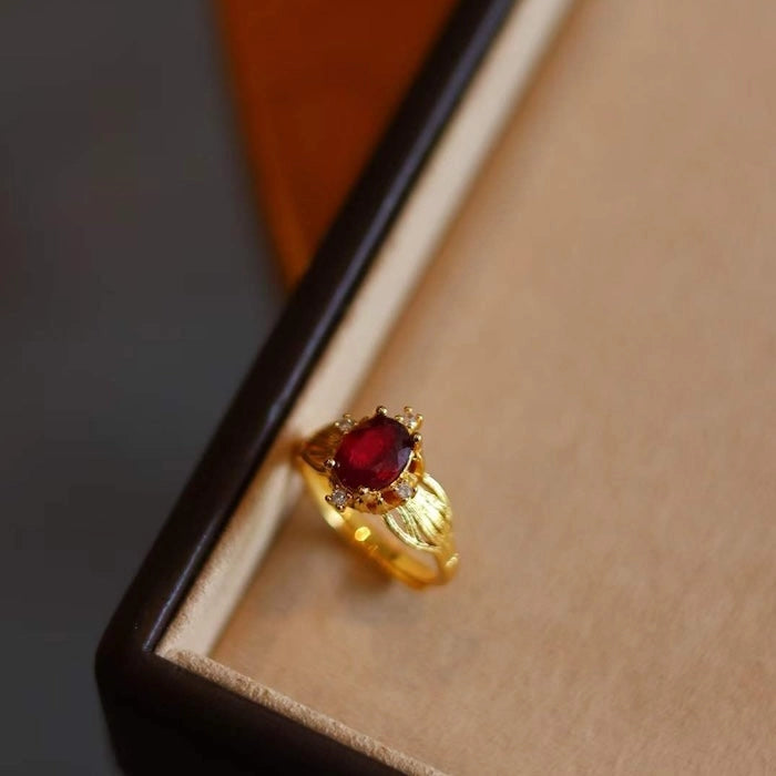 Verstellbarer Solitärring mit Rubin – 18k Gold Plated im Vintage-Stil