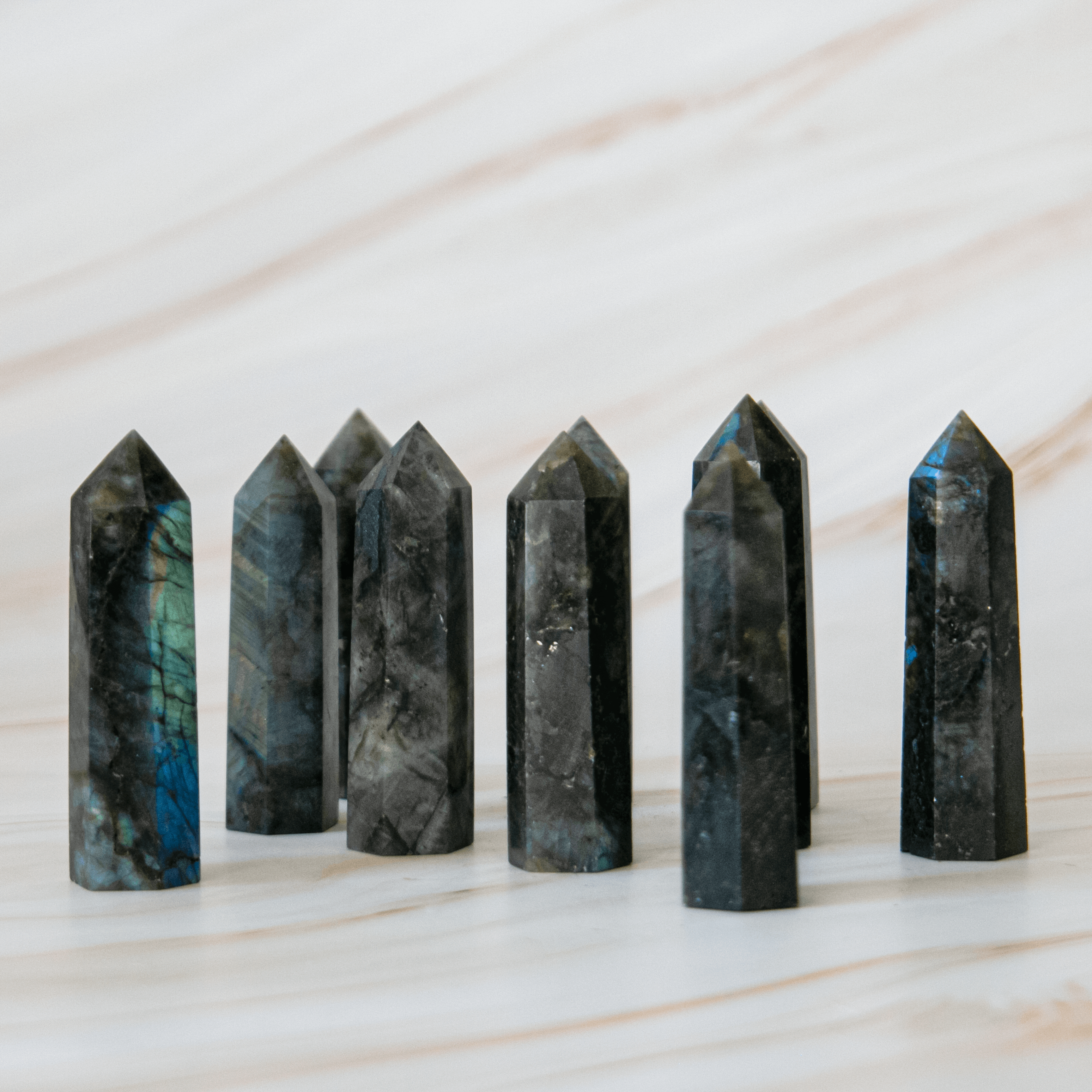 Labradorit Edelstein Heilstein Obelisk Kristallspitze Turm Dekoration Zauberstein Astrologie für Sternzeichen Fische Wassermann Geburtsstein Februar November Deutscher Onlineshop Annurah 