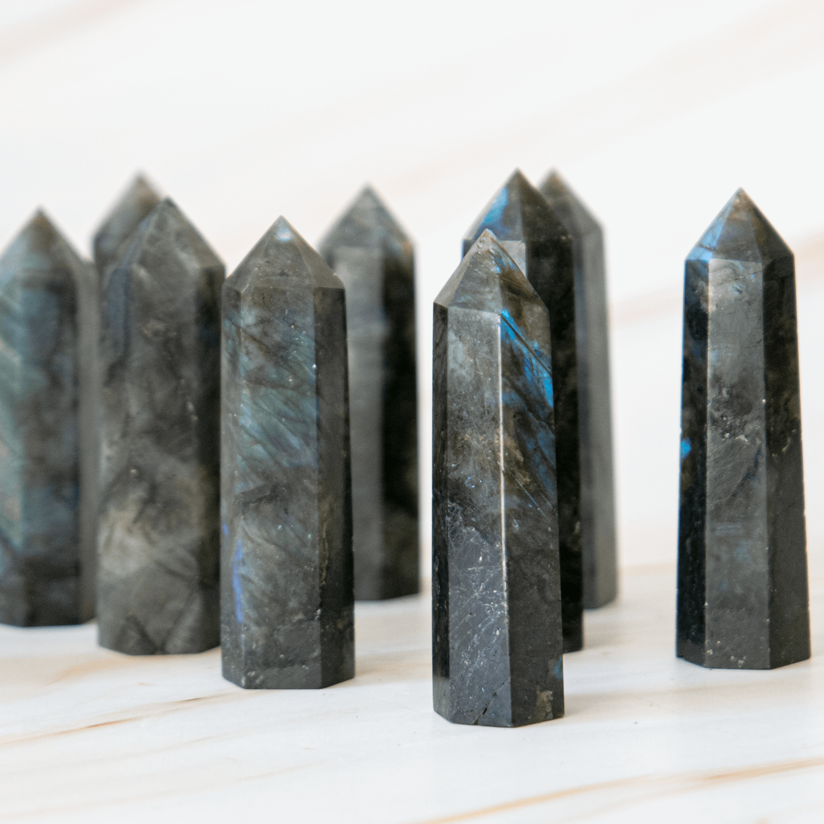 Labradorit Turm Spitze Edelstein Kristallspitze Dekoration Meditation Wirkung Kraft Spiritualität Schutz Fantasie Erleuchtung Chakra Drittes Auge Kehlchakra 