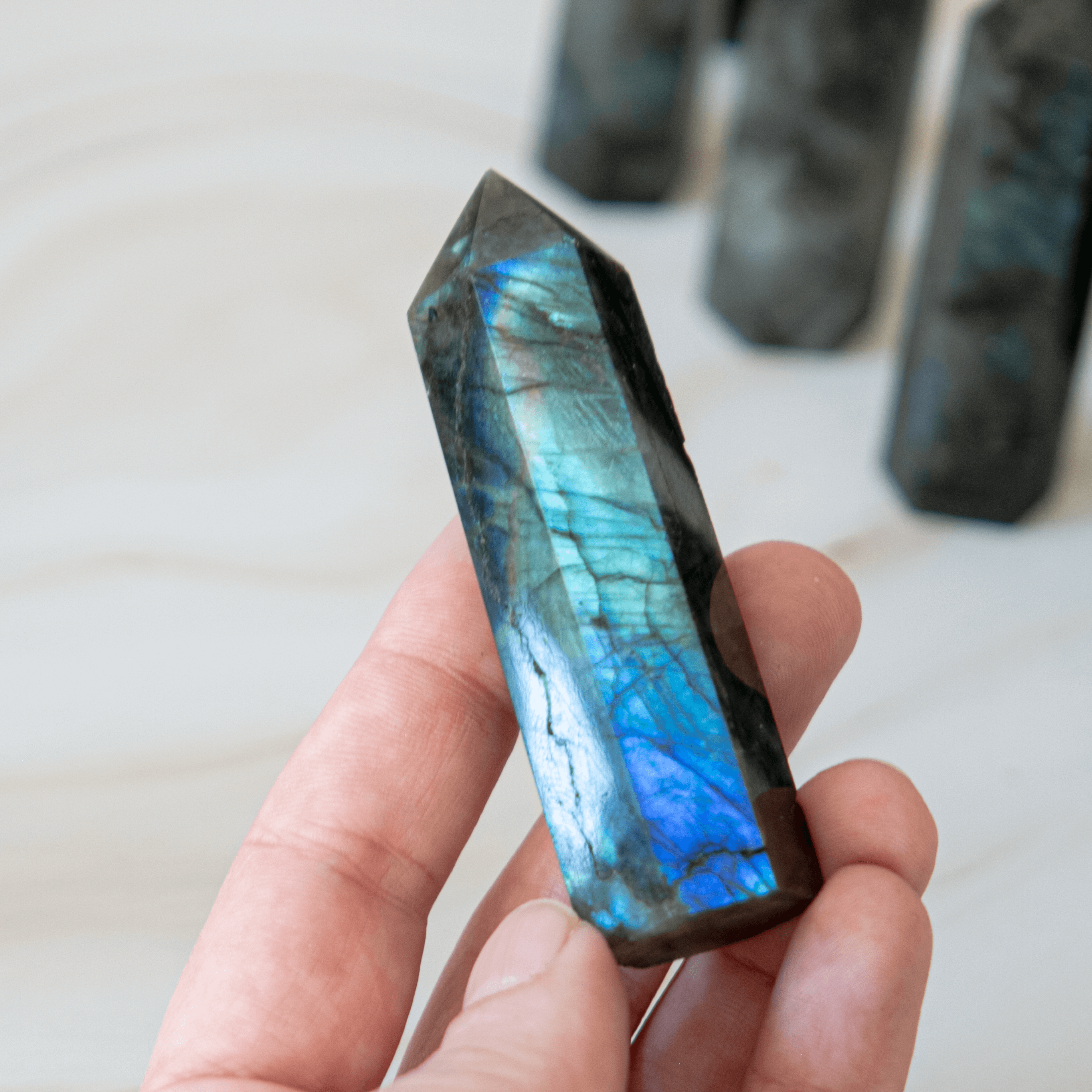 Labradorit Edelstein Heilstein Zauberstein Kristallspitze Kristall Spitze Turm Dekoration Meditation Drittes Auge Hellsichtigkeit Sternzeichen Fische Wassermann Onlineshop Annurah Deutschland 