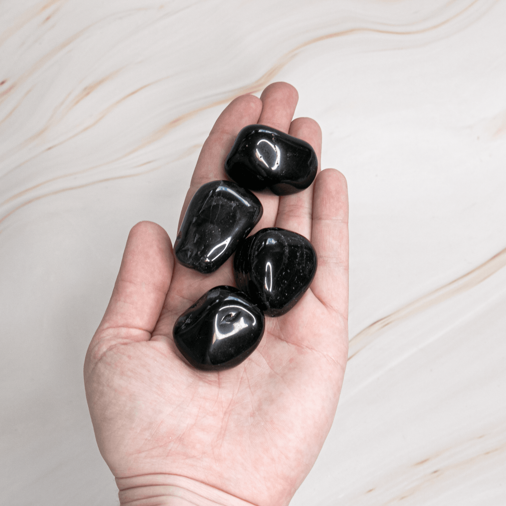 Onyx Edelstein Scheibenstein Heilstein steht für Stabilität Stärke Produktivität Selbstvertrauen Mut Astrologie Kristall für Sternzeichen Steinbock Löwe Geburtsstein für August Wirkung Chakra Wurzelchakra Motivation Schutz Willenskraft Heilung Energie Deutscher Onlineshop Annurah