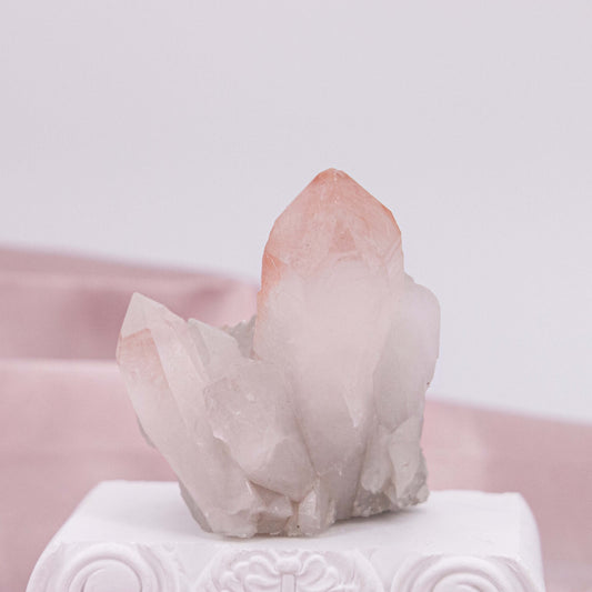 Pink Lemurian Quarz Kristall Edelstein Heilstein Schutzstein Annurah deutscher Onlineshop seltener Edelstein, der unter anderem in Brasilien gefunden wird. Lemurian Quarz wird auch als Saatkristall bezeichnet
