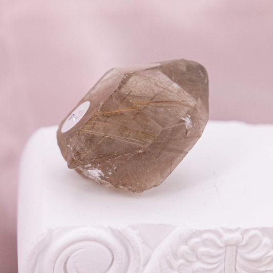 Rutilquarz Rutil Quarz Edelstein Heilsteine Kristalle Schutzsteine Rutilnadeln grau braun gold Der Rutilquarz wurde im alten Griechenland als mystischer Stein benutzt um der "Wahrheit" näher zu kommen. Der Rutilquarz eignet sich besonders gut am Arbeitsplatz oder zur Manifestation und Wunscherfüllung. Dieser Kristall zieht den Wohlstand und das Geld an und lässt quasi (materielle) Wünsche in Erfüllung gehen.