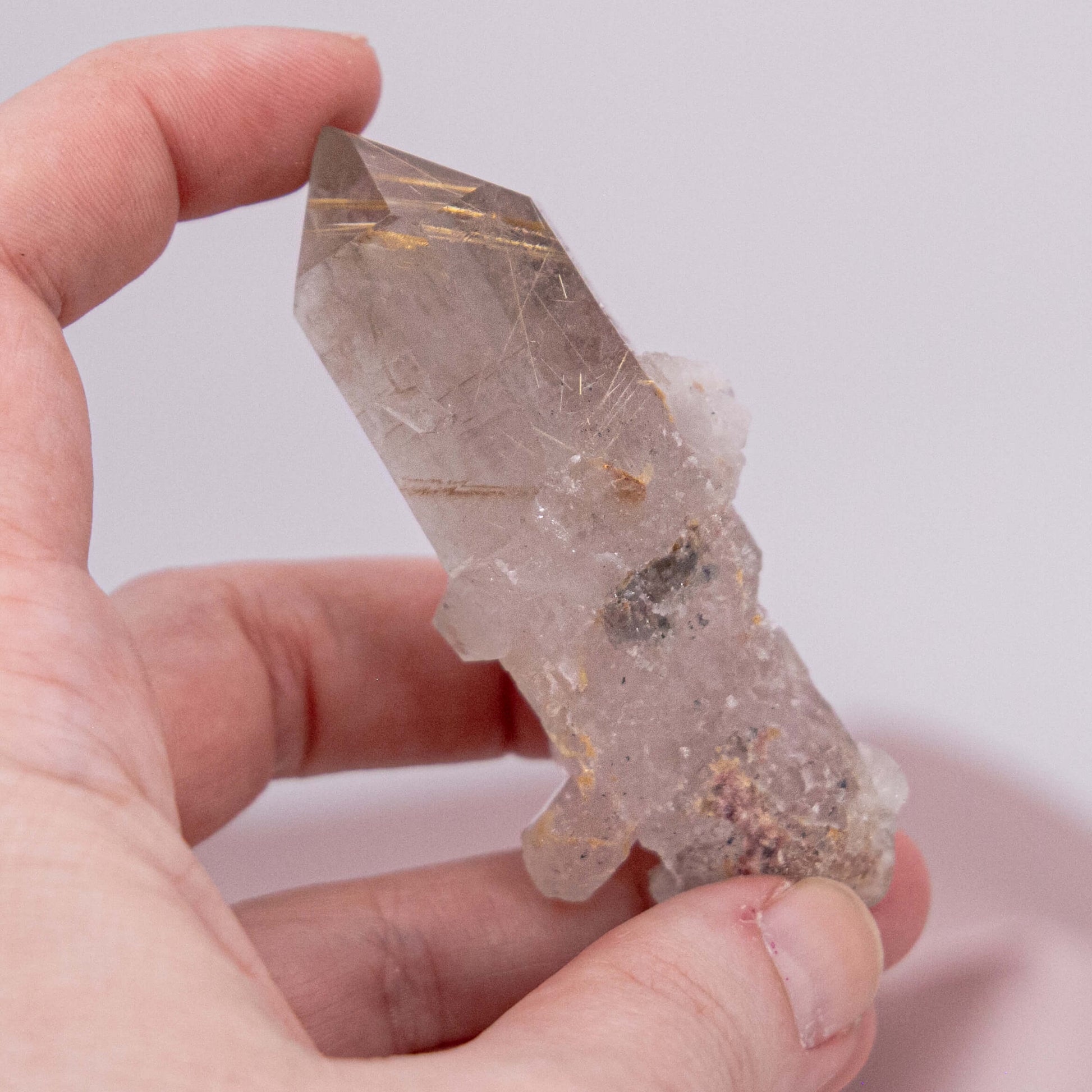 Rutilquarz Rutil Quarz Edelstein Heilsteine Kristalle Schutzsteine Rutilnadeln grau braun gold Geburts- & Glücksstein für den: 12. August Sternzeichen: Zwillinge & Löwe Chakra: Halschakra + Solarplexus