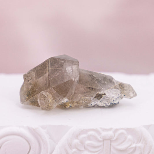 Rutilquarz Rutil Quarz Edelstein Heilsteine Kristalle Schutzsteine Rutilnadeln grau braun gold Der Rutilquarz wurde im alten Griechenland als mystischer Stein benutzt um der "Wahrheit" näher zu kommen. Der Rutilquarz eignet sich besonders gut am Arbeitsplatz oder zur Manifestation und Wunscherfüllung. Dieser Kristall zieht den Wohlstand und das Geld an und lässt quasi (materielle) Wünsche in Erfüllung gehen.