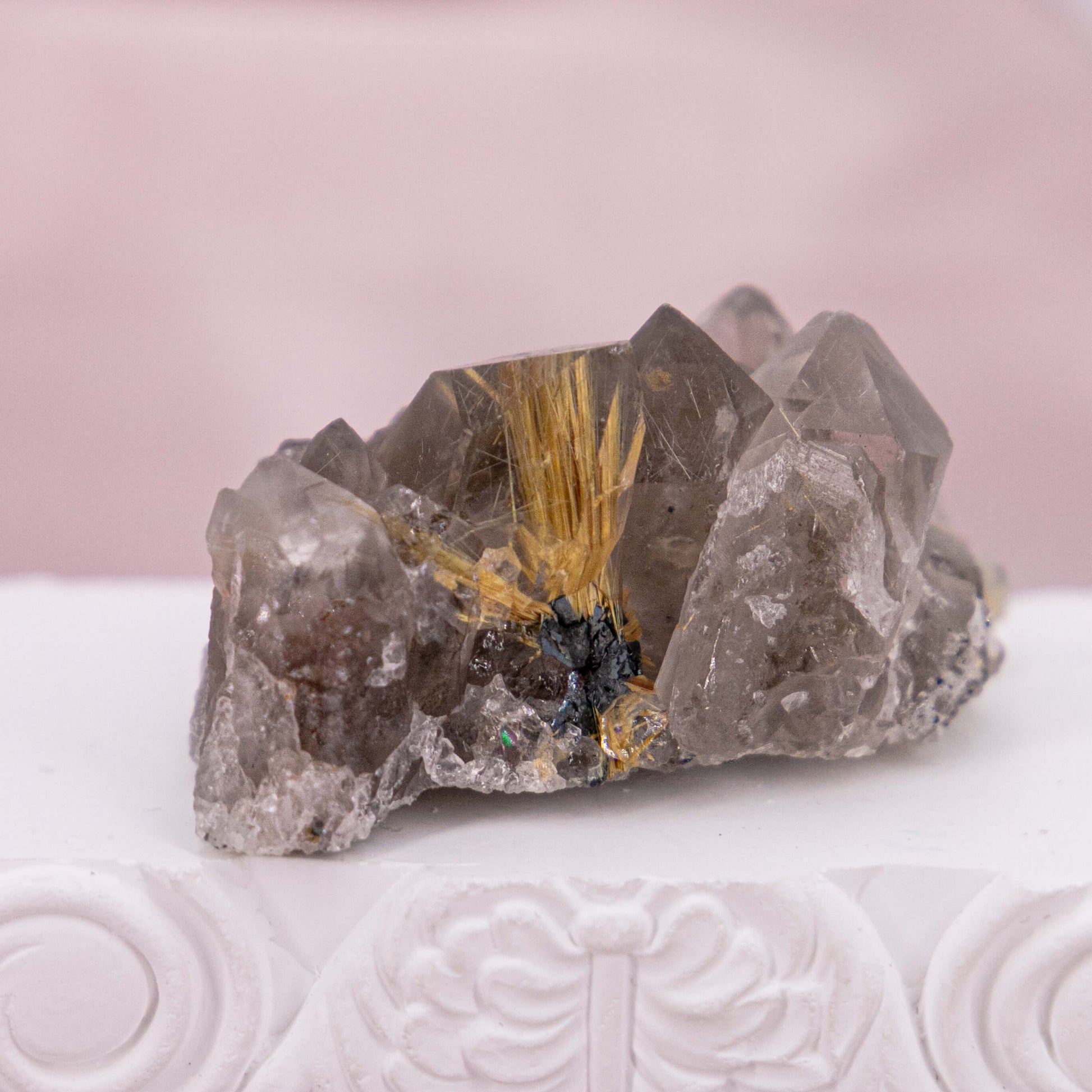 Rutilquarz Rutil Quarz Edelstein Heilsteine Kristalle Schutzsteine Rutilnadeln grau braun gold Geburts- & Glücksstein für den: 12. August Sternzeichen: Zwillinge & Löwe Chakra: Halschakra + Solarplexus