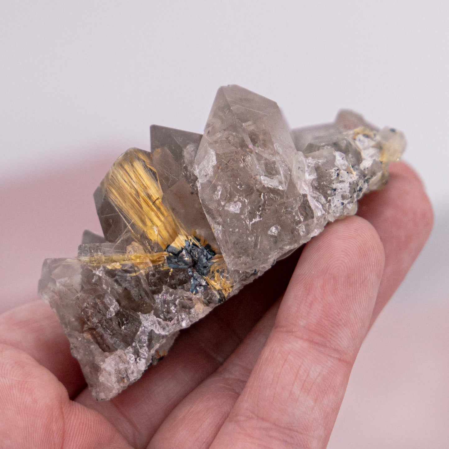 Rutilquarz Rutil Quarz Edelstein Heilsteine Kristalle Schutzsteine Rutilnadeln grau braun gold Körperliche Wirkung: Atemwegserkrankungen schleimlösend regt den Energiefluss an regeneriert die Zellen