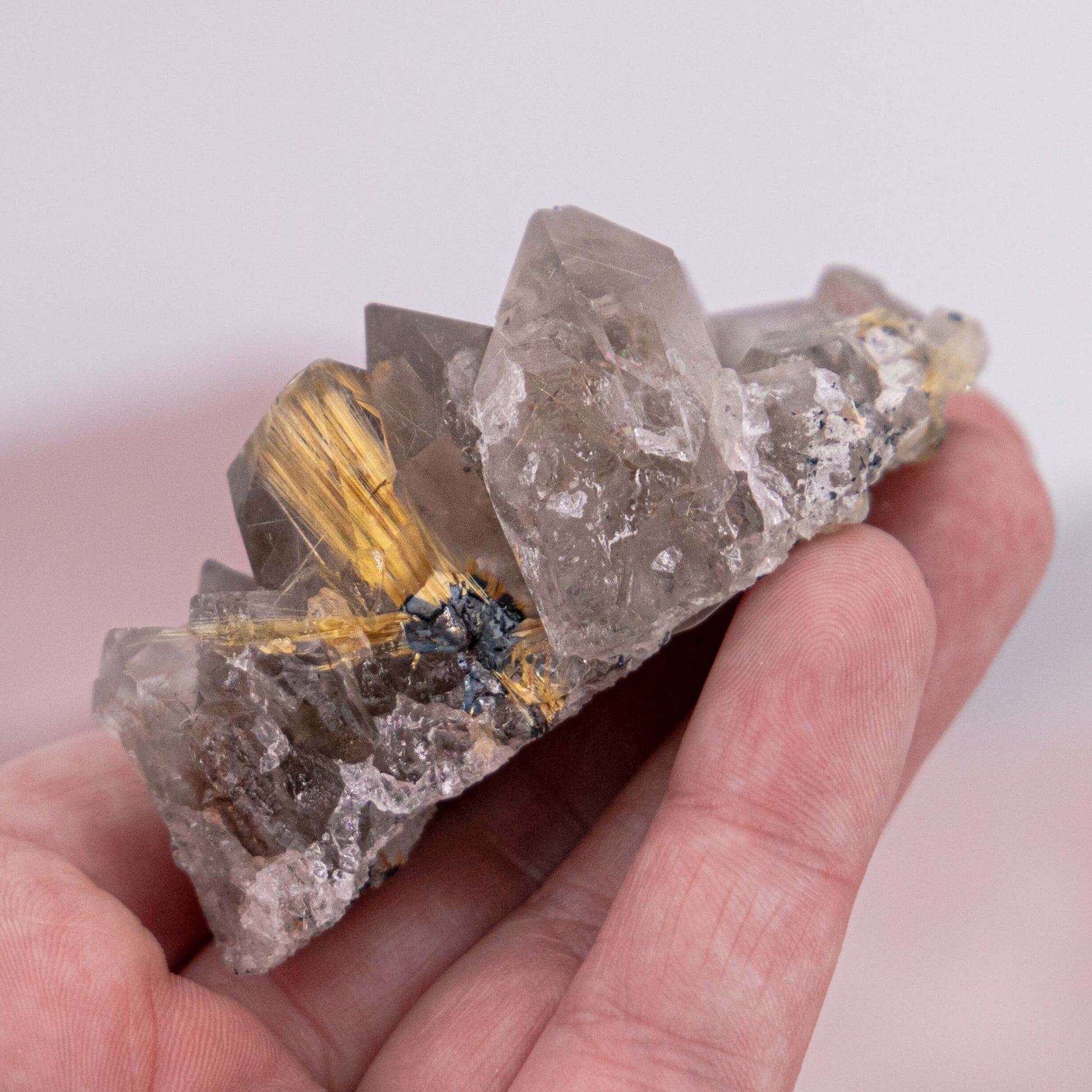 Rutilquarz Rutil Quarz Edelstein Heilsteine Kristalle Schutzsteine Rutilnadeln grau braun gold Körperliche Wirkung: Atemwegserkrankungen schleimlösend regt den Energiefluss an regeneriert die Zellen