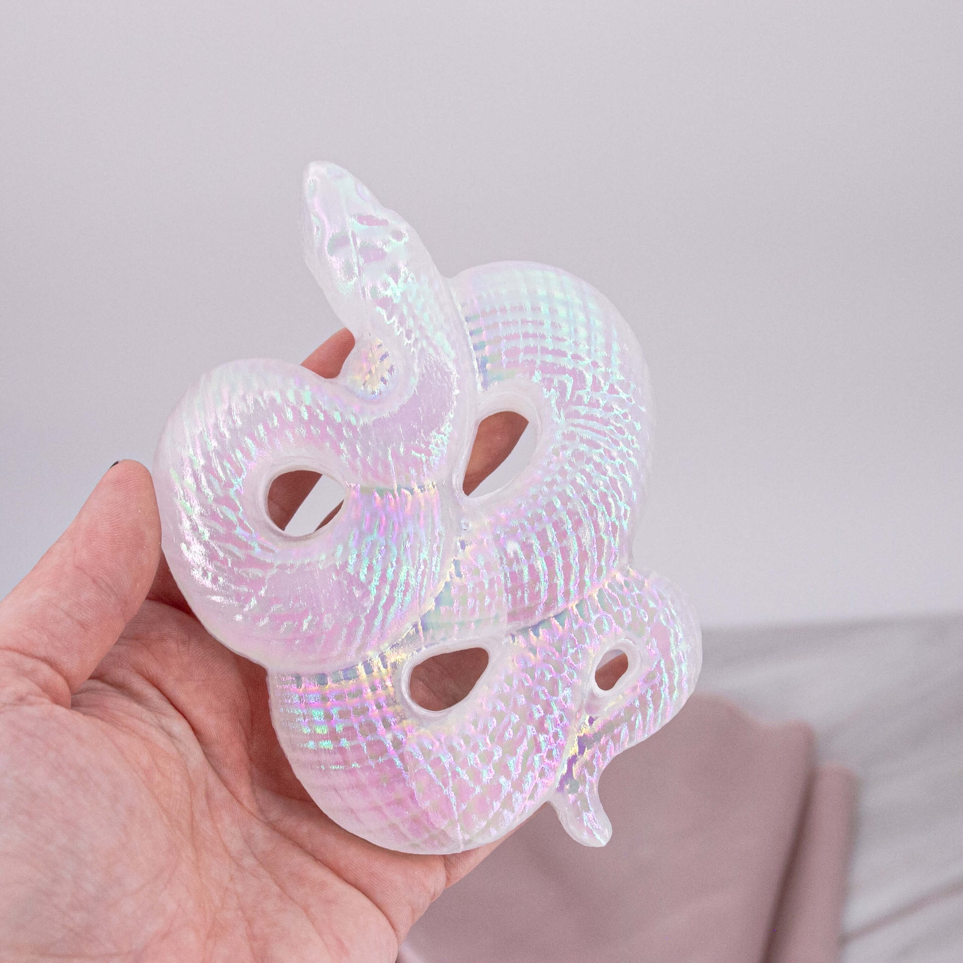 Selenit Aura Angel Engel Aqua Regenbogen Flash Carving snake Schlange Selenit Schutz Entladen Aufladen Energie Chakra Cleansing weiss durchsichtig Medusa Schimmer Glitzer Kristalle Edelsteine Schutzsteine Heilsteine Annurah Onlineshop deutsch