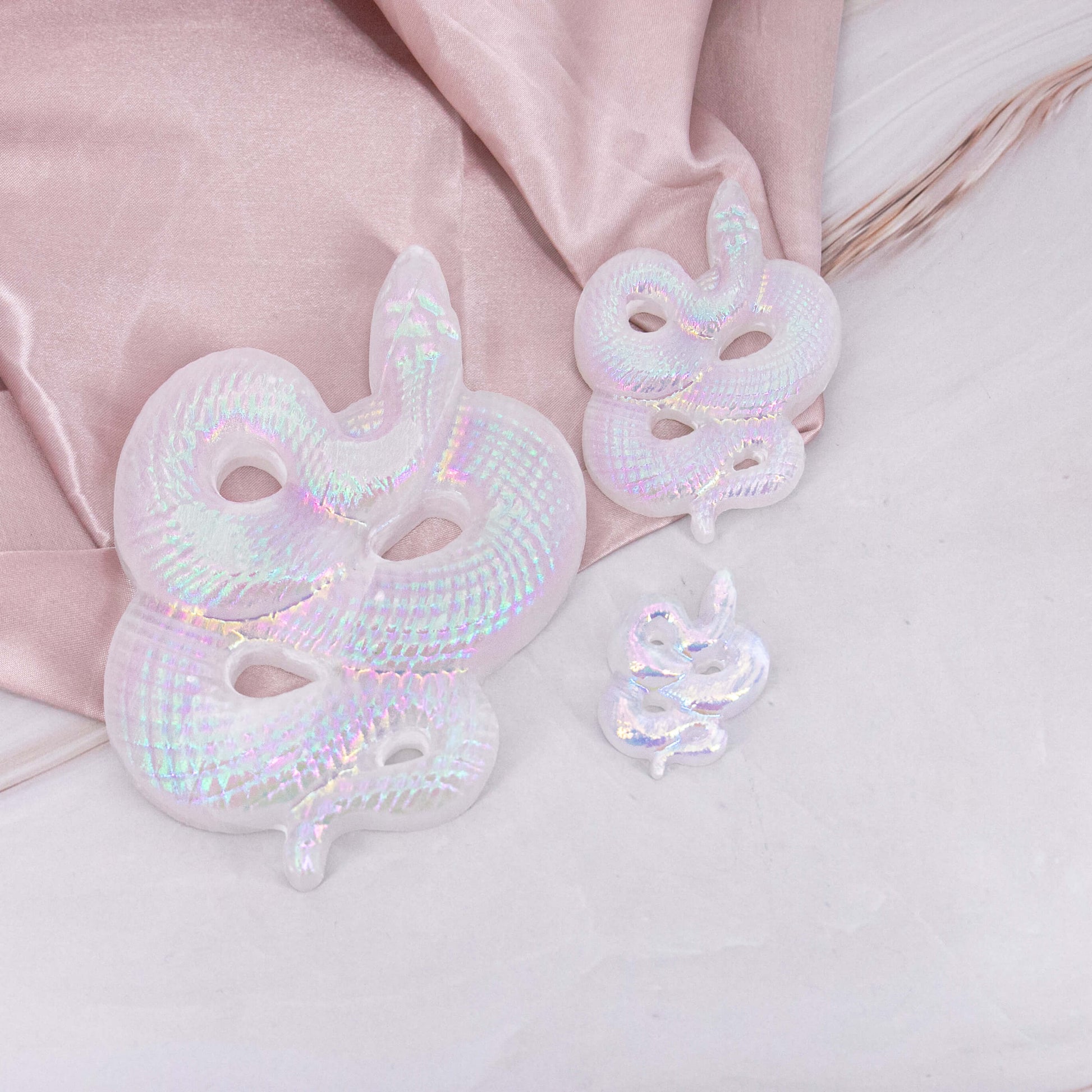 Selenit Aura Angel Engel Aqua Regenbogen Flash Carving snake Schlange Selenit Schutz Entladen Aufladen Energie Chakra Cleansing weiss durchsichtig Medusa Schimmer Glitzer Kristalle Edelsteine Schutzsteine Heilsteine Annurah Onlineshop deutsch