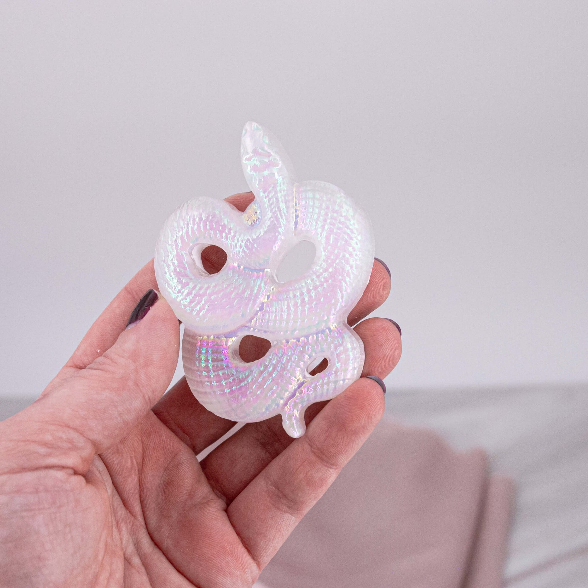 Selenit Aura Angel Engel Aqua Regenbogen Flash Carving snake Schlange Selenit Schutz Entladen Aufladen Energie Chakra Cleansing weiss durchsichtig Medusa Schimmer Glitzer Kristalle Edelsteine Schutzsteine Heilsteine Annurah Onlineshop deutsch