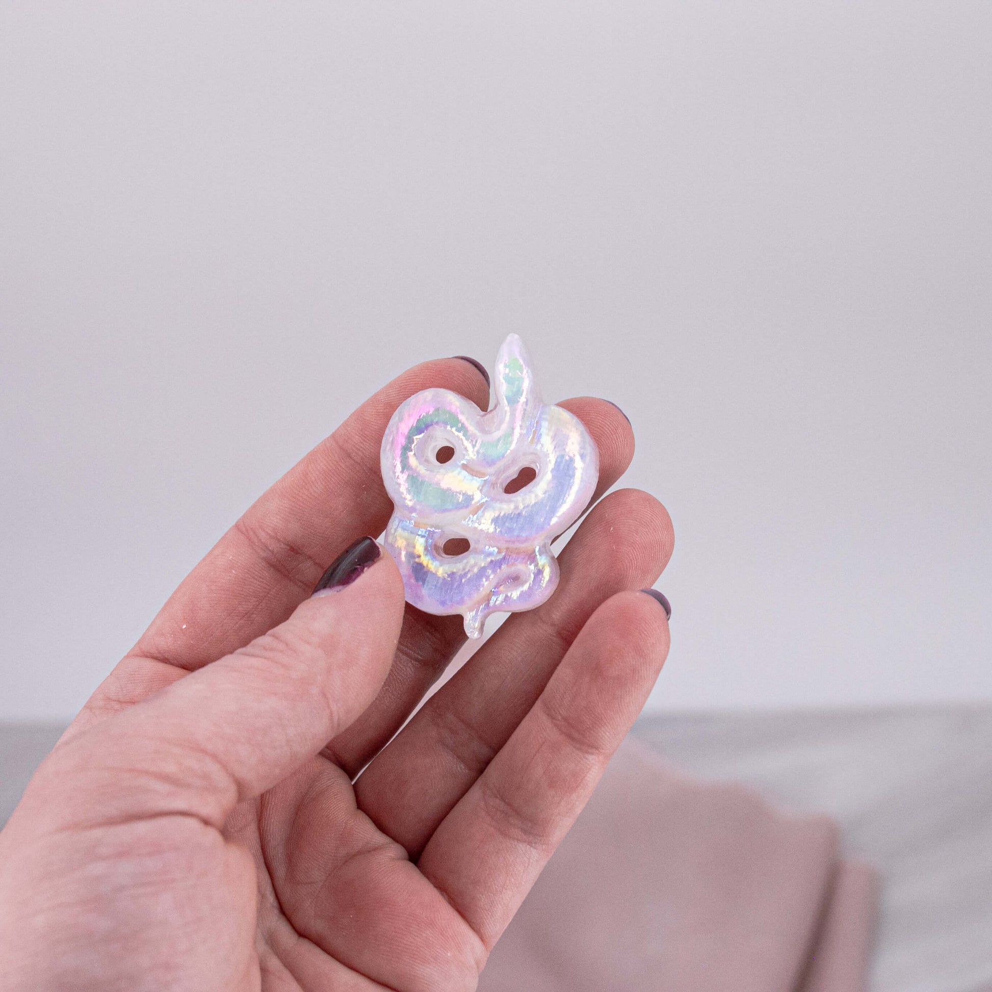 Selenit Aura Angel Engel Aqua Regenbogen Flash Carving snake Schlange Selenit Schutz Entladen Aufladen Energie Chakra Cleansing weiss durchsichtig Medusa Schimmer Glitzer Kristalle Edelsteine Schutzsteine Heilsteine Annurah Onlineshop deutsch