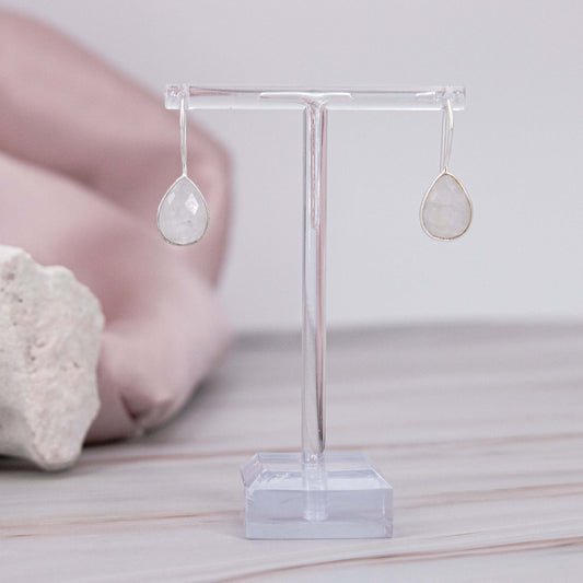 Mondstein Ohrringe Flash blau weiss Tropfen oval hängend Einzelstück handgemacht Kristalle Heilsteine Edelsteine Weiblichkeit Fruchtbarkeit Talisman Glücksbringer Annurah deutscher Onlineshop