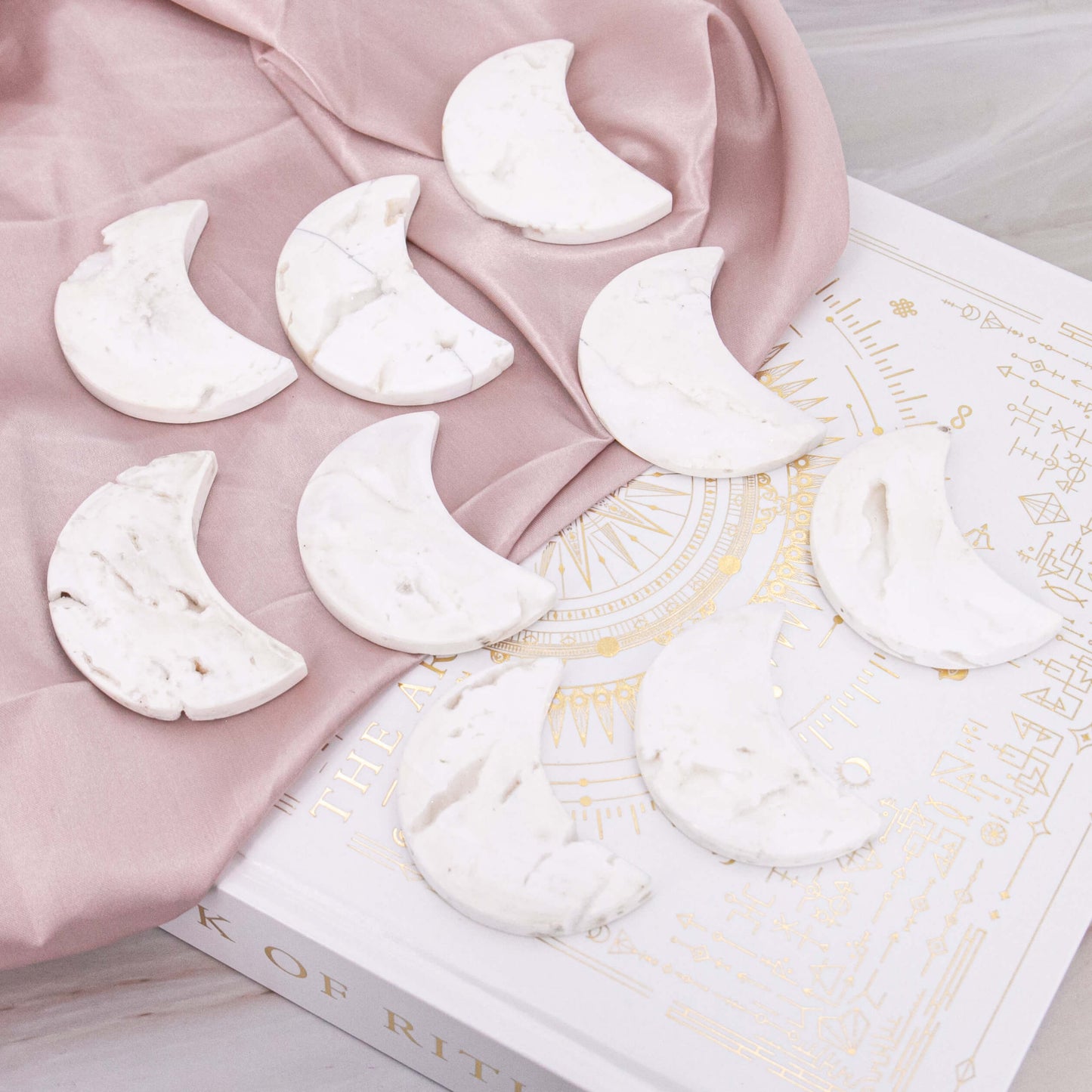Druzy Schneeachat Achat Schnee weiss Achat Druse Glitzer Mond Kristall Annurah Edelstein Heilstein Halbmond Schnitzerei Carving Slab Deko Stein Selbstakzeptanz Selbstbewusstsein gegen negative Energien Vertrauen Mut Neuanfang Chakra Sternzeichen