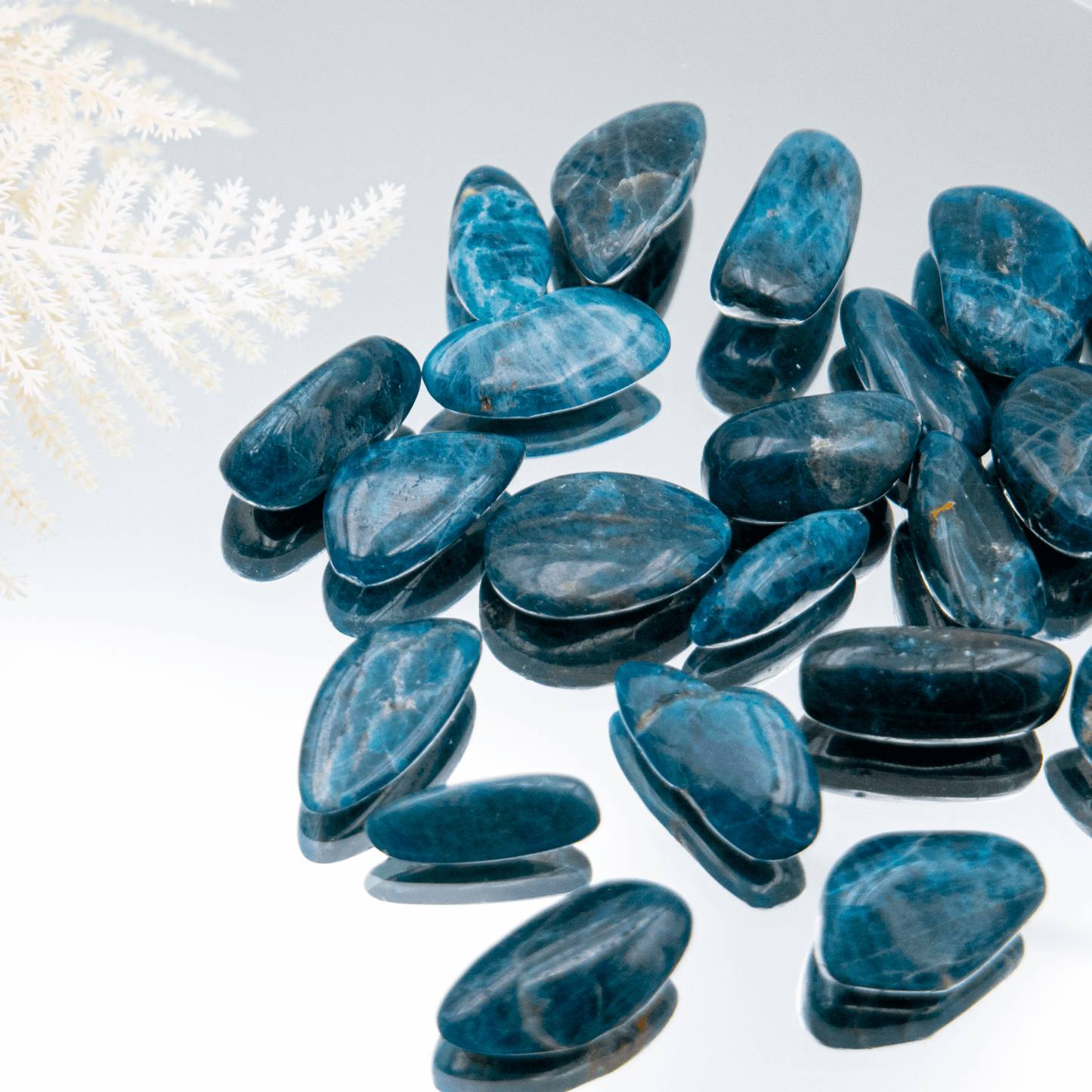 Apatit Trommelstein blau Edelstein Kristalle Heilsteine Kehlchakra Spiritualität Glücksstein