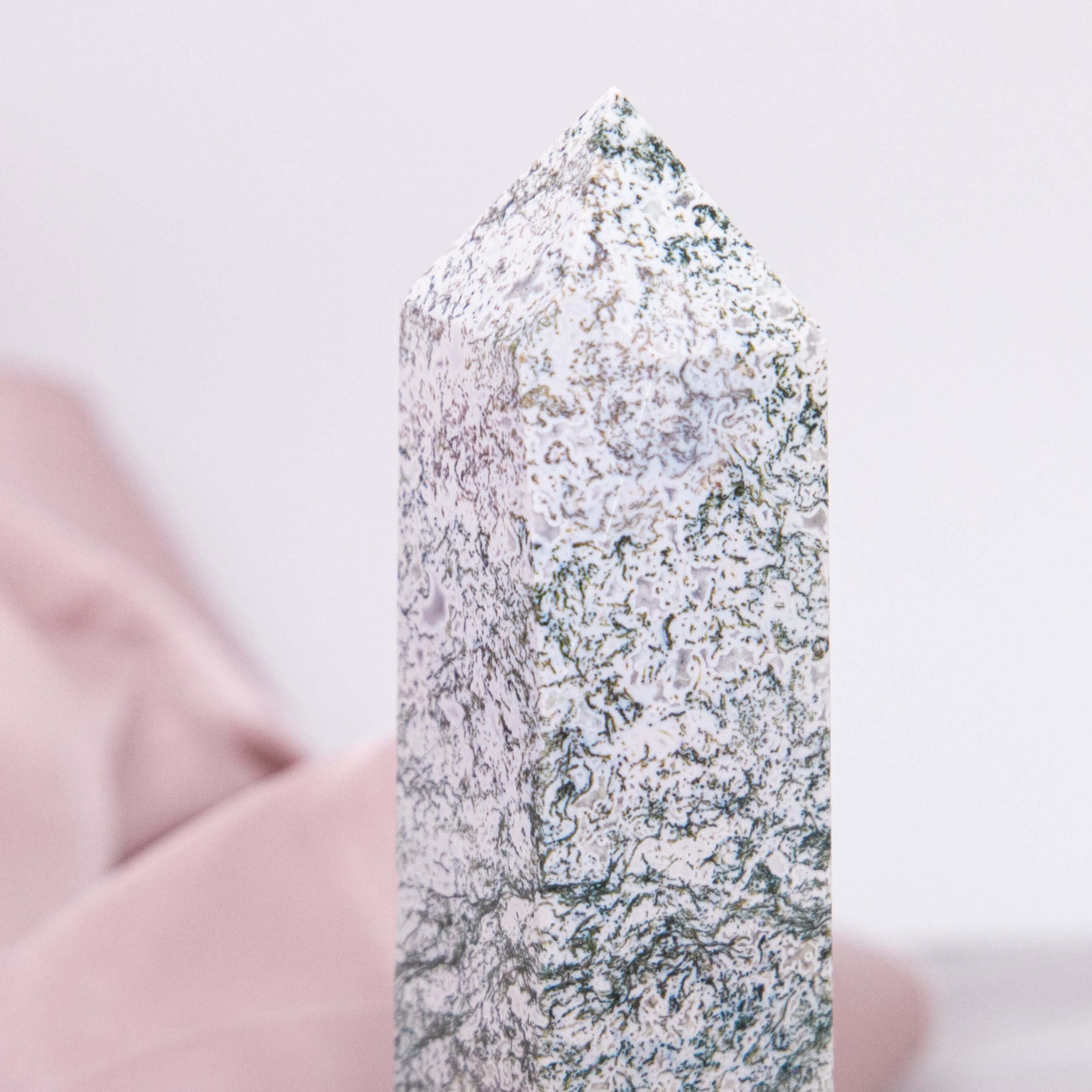 Baumachat Spitze Baum Achat Moosachat grün weiss Adern Turm Spitze Obelisk deutscher Onlineshop Annurah Statement Piece Einzelstück Chakra Sternzeichen witchy 