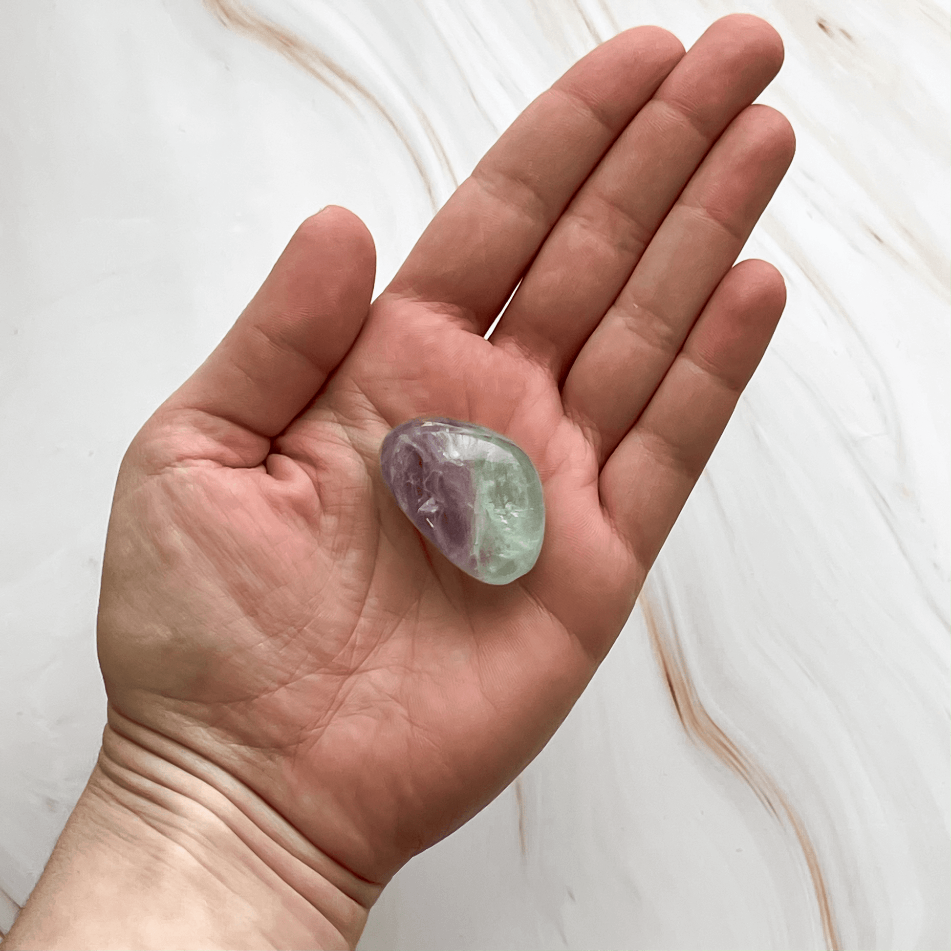 Fluorit Kristall Edelstein Heilstein Trommelstein Wirkung für Kreativität Aura Chakra Kehlchakra Solarplexus Kronenchakra Klarheit Meditation Hellsichtigkeit Annurah Onlineshop Deutschland 