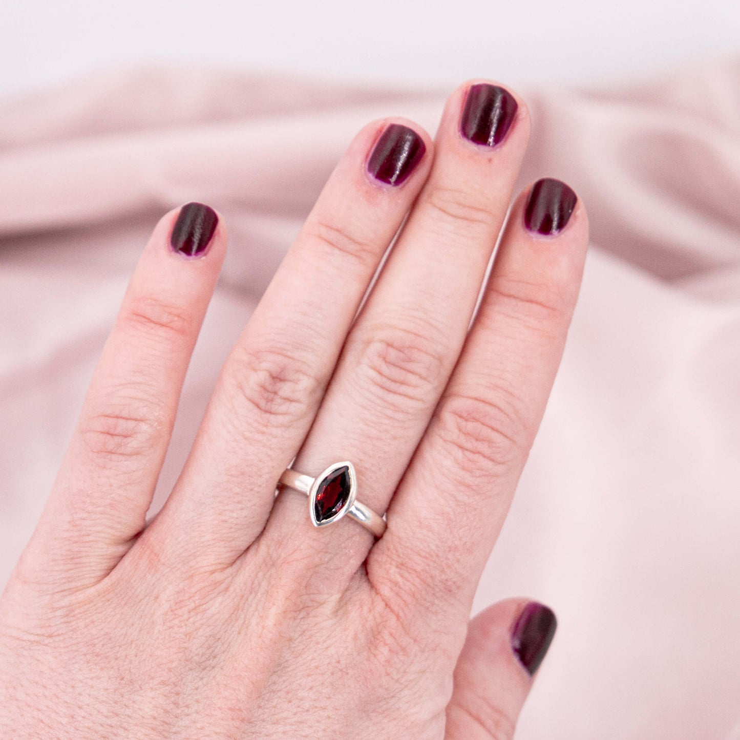 Granat Edelstein Oval drittes Auge Ring Kristall Heilstein Schutzstein bordeaux rot lila 925 Silber Ringgröße 60 Einzelstück Hand Statement filigran Kristallschmuck