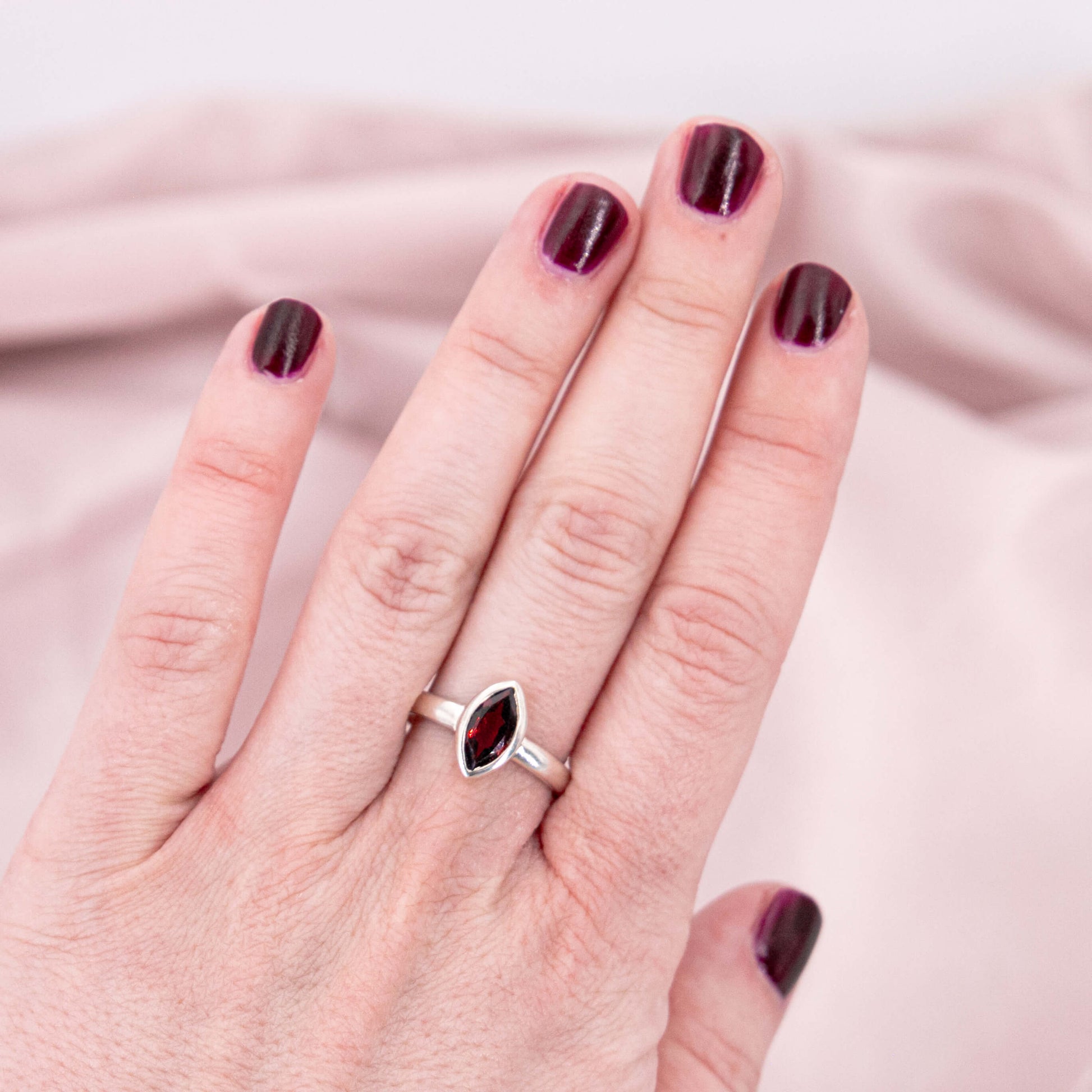 Granat Edelstein Oval drittes Auge Ring Kristall Heilstein Schutzstein bordeaux rot lila 925 Silber Ringgröße 60 Einzelstück Hand Statement filigran Kristallschmuck