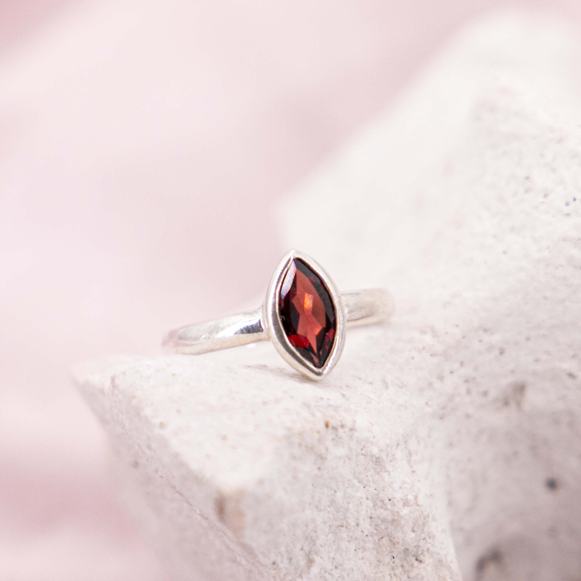 Granat Edelstein Oval drittes Auge Ring Kristall Heilstein Schutzstein bordeaux rot lila 925 Silber Ringgröße 60 Einzelstück