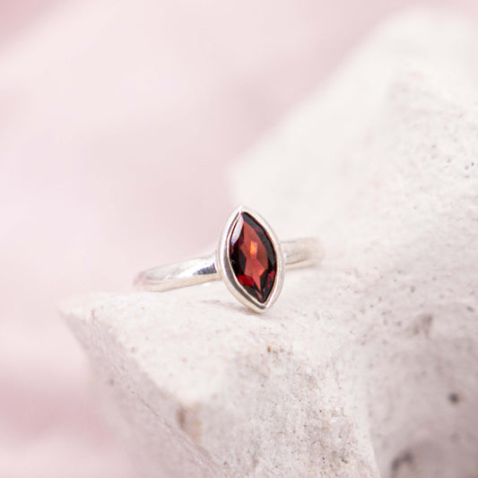 Granat Edelstein Oval drittes Auge Ring Kristall Heilstein Schutzstein bordeaux rot lila 925 Silber Ringgröße 60 Einzelstück