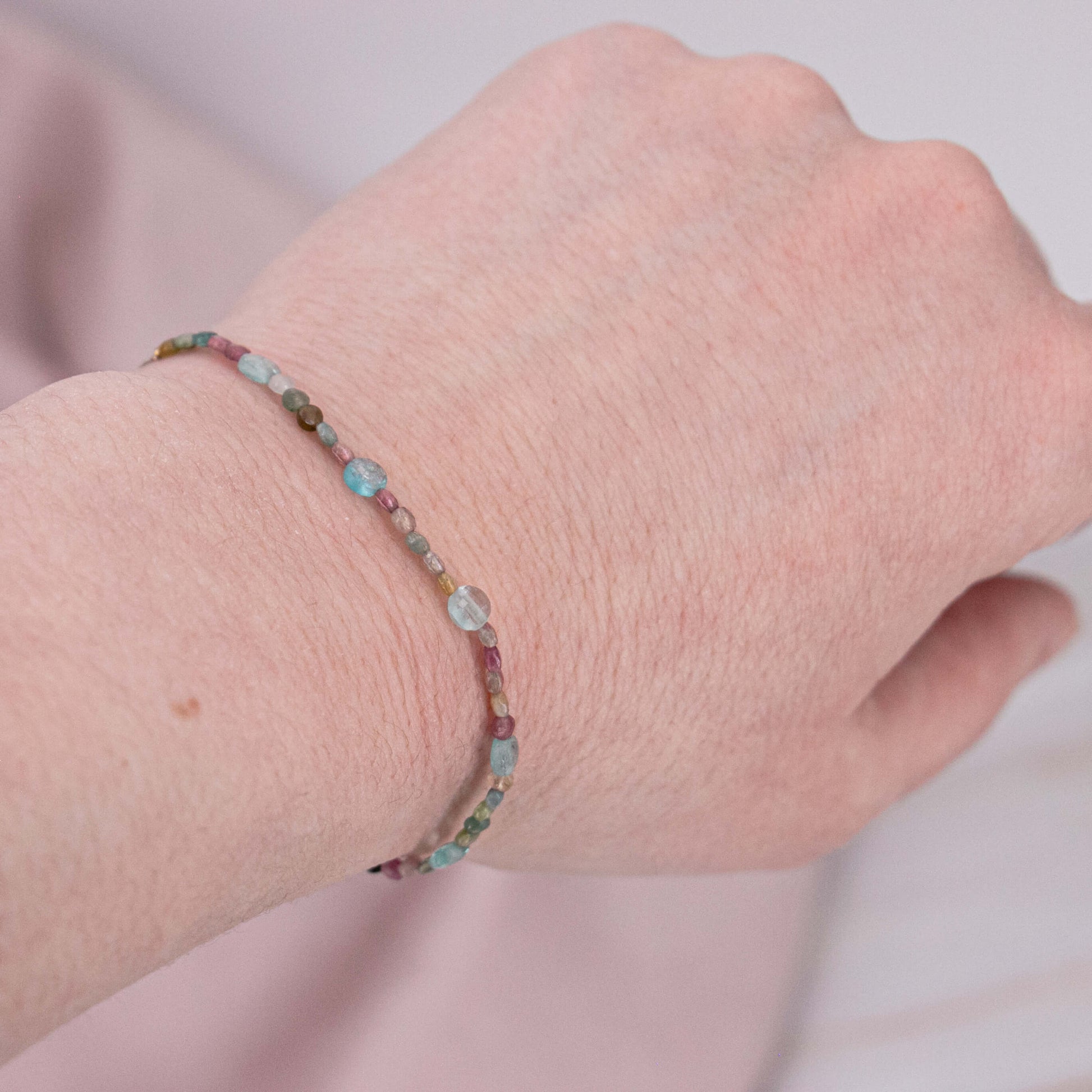 Turmalin Apatit Armband verstellbar größenverstellbar Latexband Perlen deutscher Onlineshop Annurah Heilsteine Kristalle Edelsteine Schutzsteine blau lila rosa violett weiss braun beige 