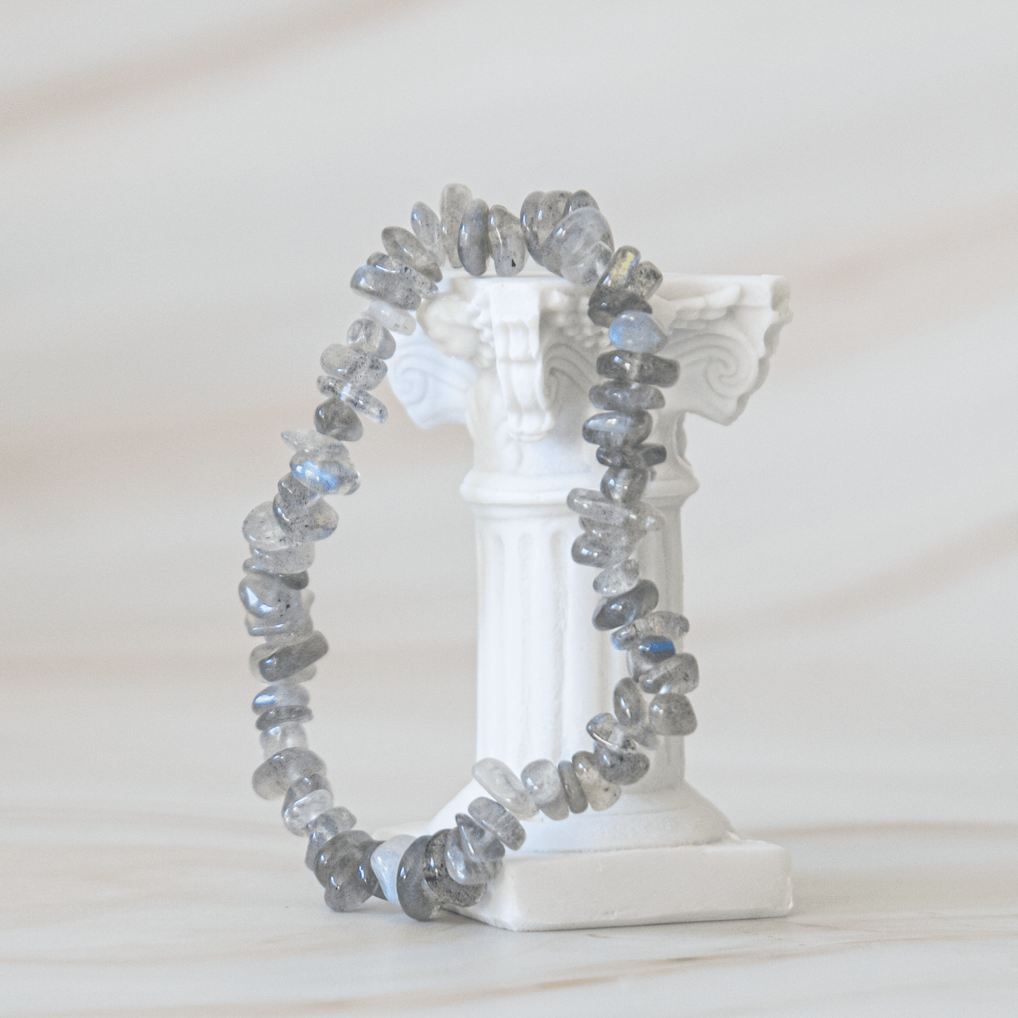Labradorit Edelstein Heilstein Armband Kristallschmuck Schmuck Astrologie Kristall für Sternzeichen Fische Wassermann Geburtsstein für November Februar Wirkung Kraft Spiritualität Schutz Kreativität Erleuchtung Fantasie Hellsichtigkeit Erdung Aura Drittes Auge Chakra Kehlchakra Zauberstein fördert Immunsystem Kreislauf Augen Onlineshop Annurah Deutschland