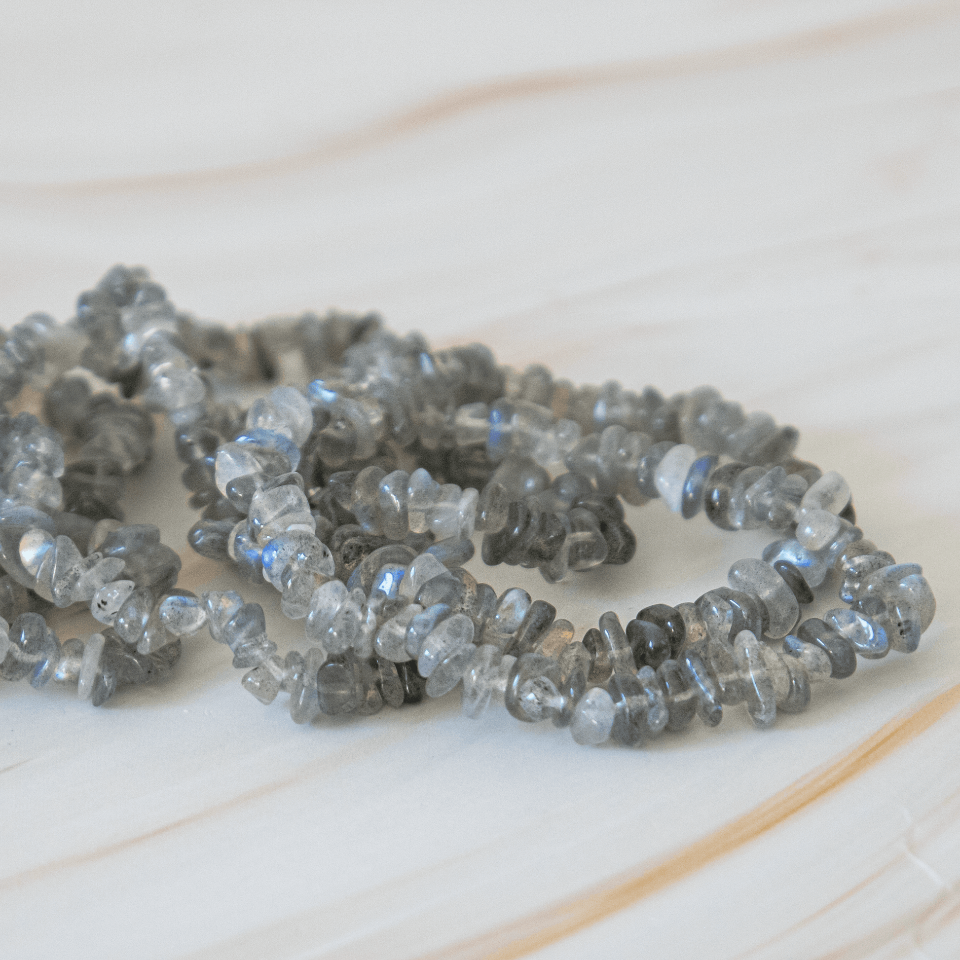 Labradorit Edelstein Heilstein Armband Kristallschmuck Schmuck Astrologie Kristall für Sternzeichen Fische Wassermann Geburtsstein für November Februar Wirkung Kraft Spiritualität Schutz Kreativität Erleuchtung Fantasie Hellsichtigkeit Erdung Aura Drittes Auge Chakra Kehlchakra Zauberstein Onlineshop Annurah Deutschland