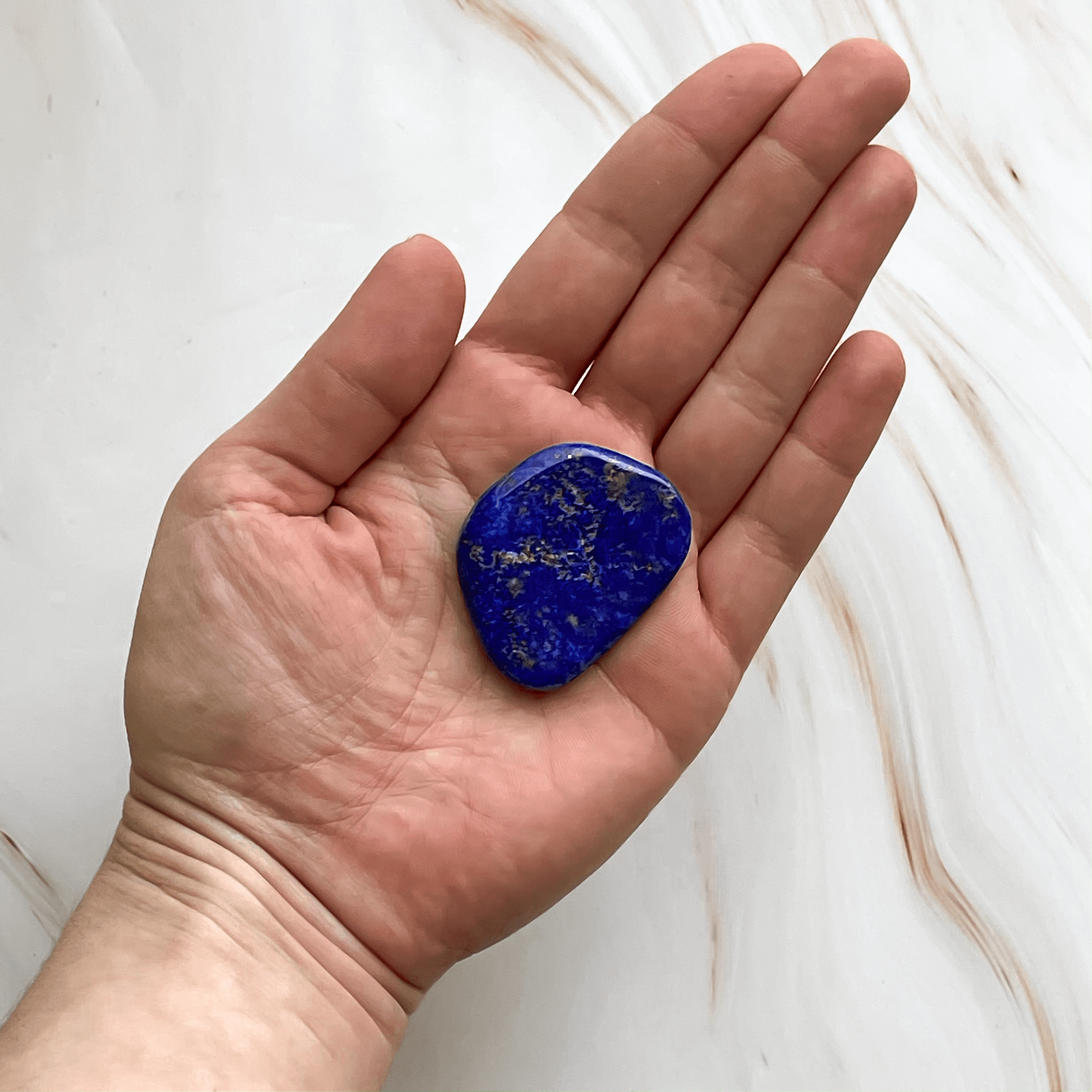 Lapislazuli Trommelstein Heilstein Edelstein Lasurit steht für Macht Wissen Weisheit Glücksstein für Sternzeichen Waage Jungfrau Schütze Geburtsstein April Juni Onlineshop Annurah Deutschland 