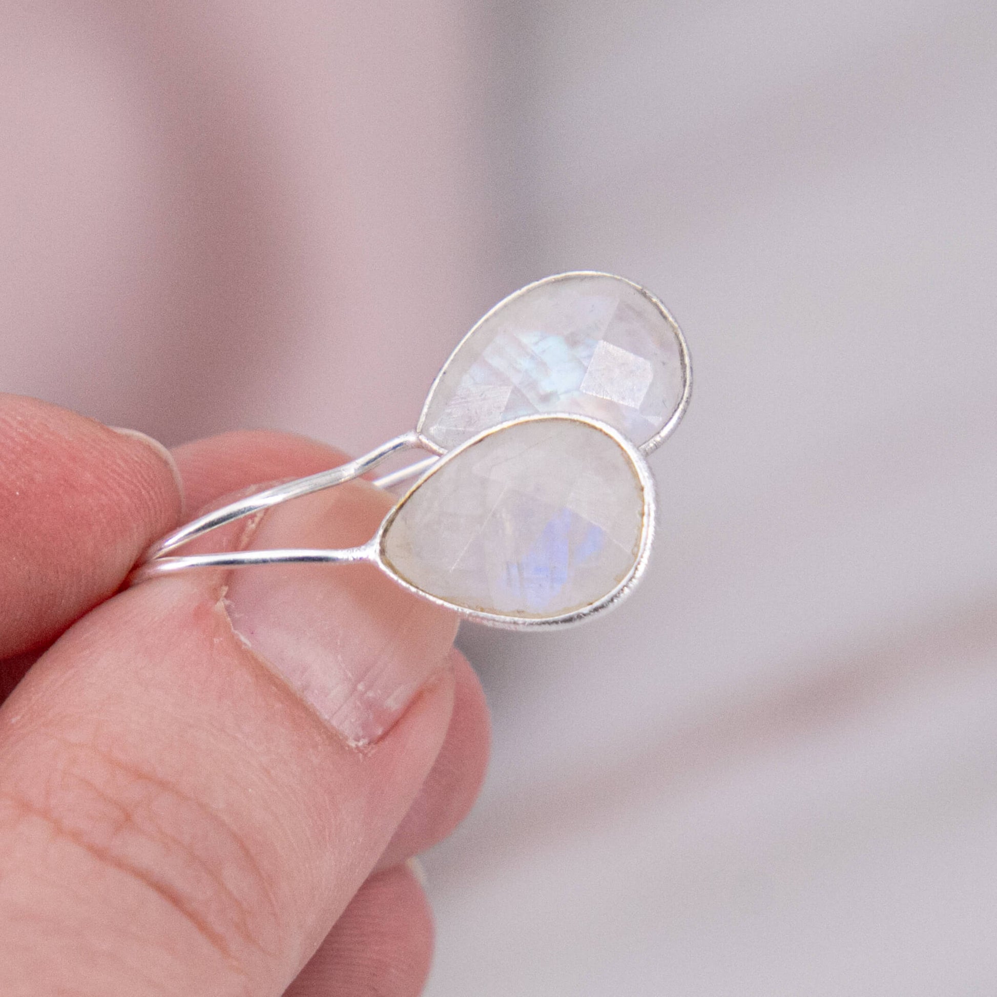 Mondstein Ohrringe Flash blau weiss Tropfen oval hängend Einzelstück handgemacht Kristalle Heilsteine Edelsteine Weiblichkeit Fruchtbarkeit Talisman Glücksbringer Annurah deutscher Onlineshop facettiert 925 Silber Echtschmuck