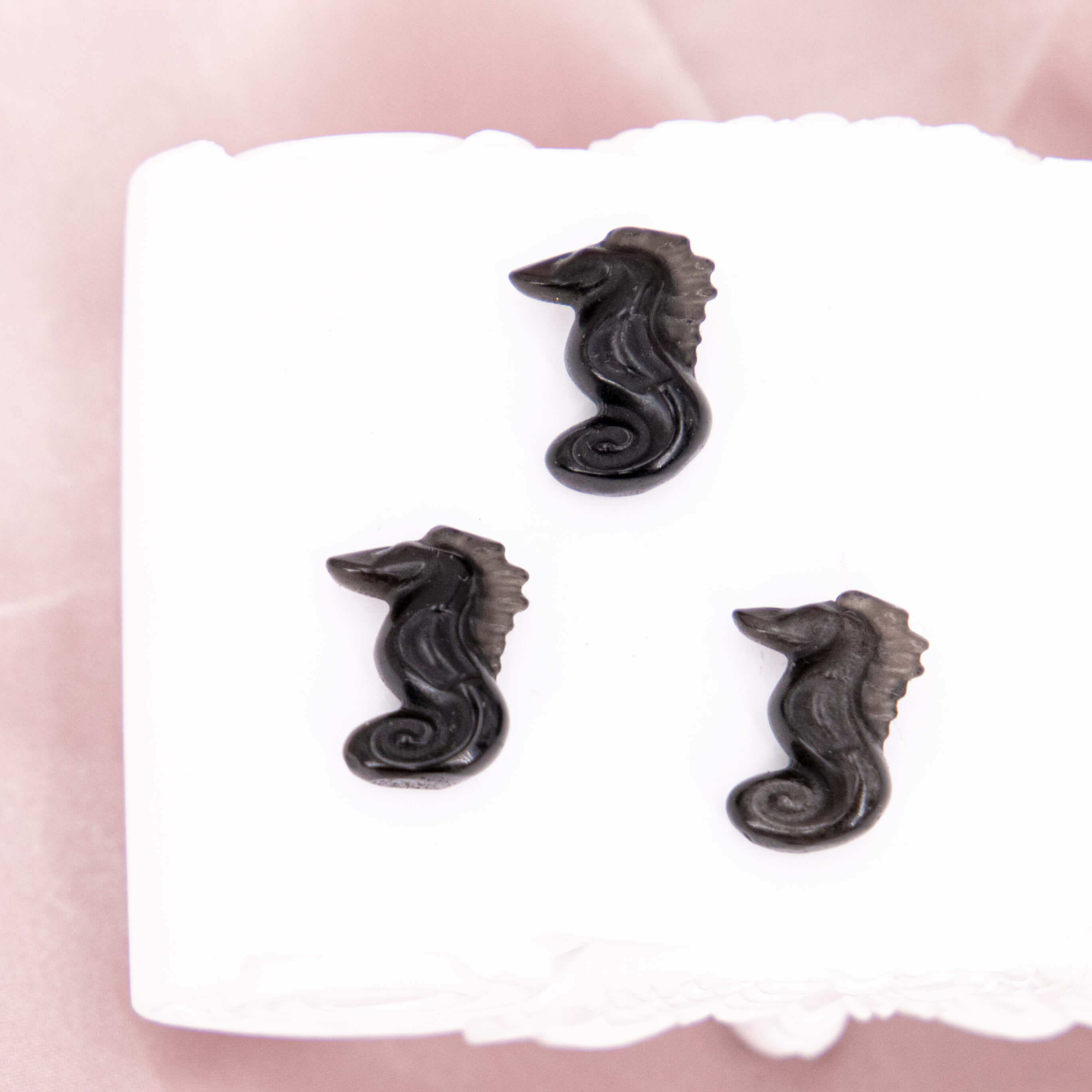 Obsidian Mini Carving Tier Seepferdchen Pferd Fisch See Meer Sommer Strand Talisman Glücksbringer Schutzstein Kristall Edelstein Heilstein Flash Regenbogen silber gold