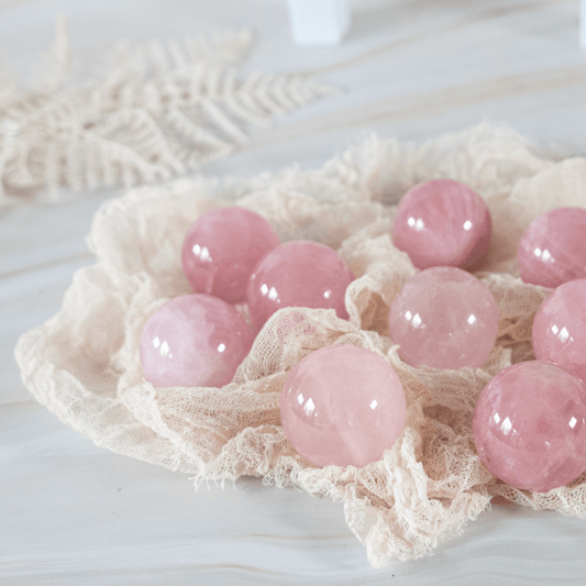 Rosenquarz rosa Kugel Sphere Kristallkugel Star Flash Stern Liebe Chakra Sternzeichen Heilstein Edelstein Kristall Annurah Onlineshop besänftigend Liebesstein Harmonie & Freundschaft lindern von Traumata während Meditation