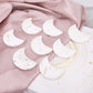 Druzy Schneeachat Achat Schnee weiss Achat Druse Glitzer Mond Kristall Annurah Edelstein Heilstein Halbmond Schnitzerei Carving Slab Deko Stein Selbstakzeptanz Selbstbewusstsein gegen negative Energien Vertrauen Mut Neuanfang Chakra Sternzeichen 