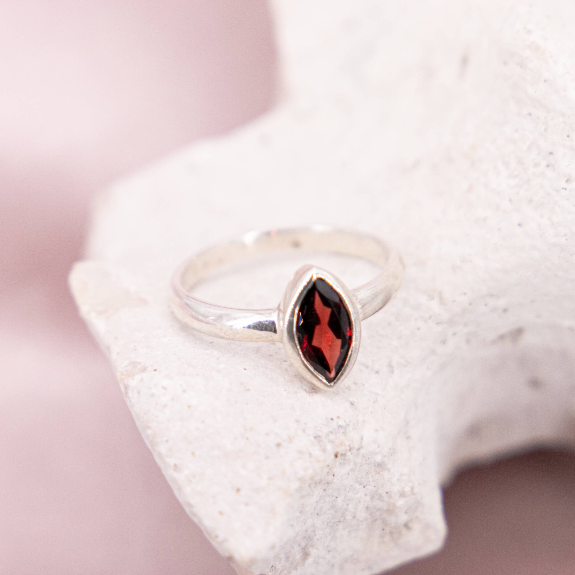 Granat Edelstein Oval drittes Auge Ring Kristall Heilstein Schutzstein bordeaux rot lila 925 Silber Ringgröße 60 Einzelstück facettiert Spitze Doppelender