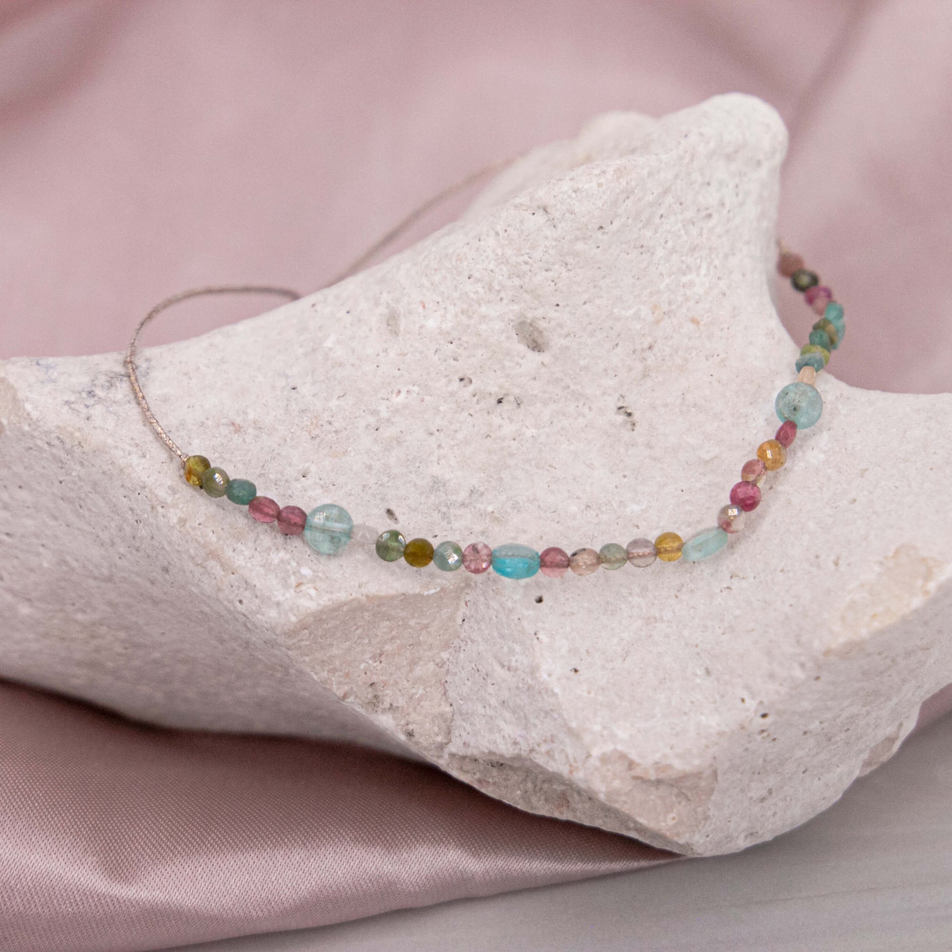 Turmalin Apatit Armband verstellbar größenverstellbar Latexband Perlen deutscher Onlineshop Annurah Heilsteine Kristalle Edelsteine Schutzsteine