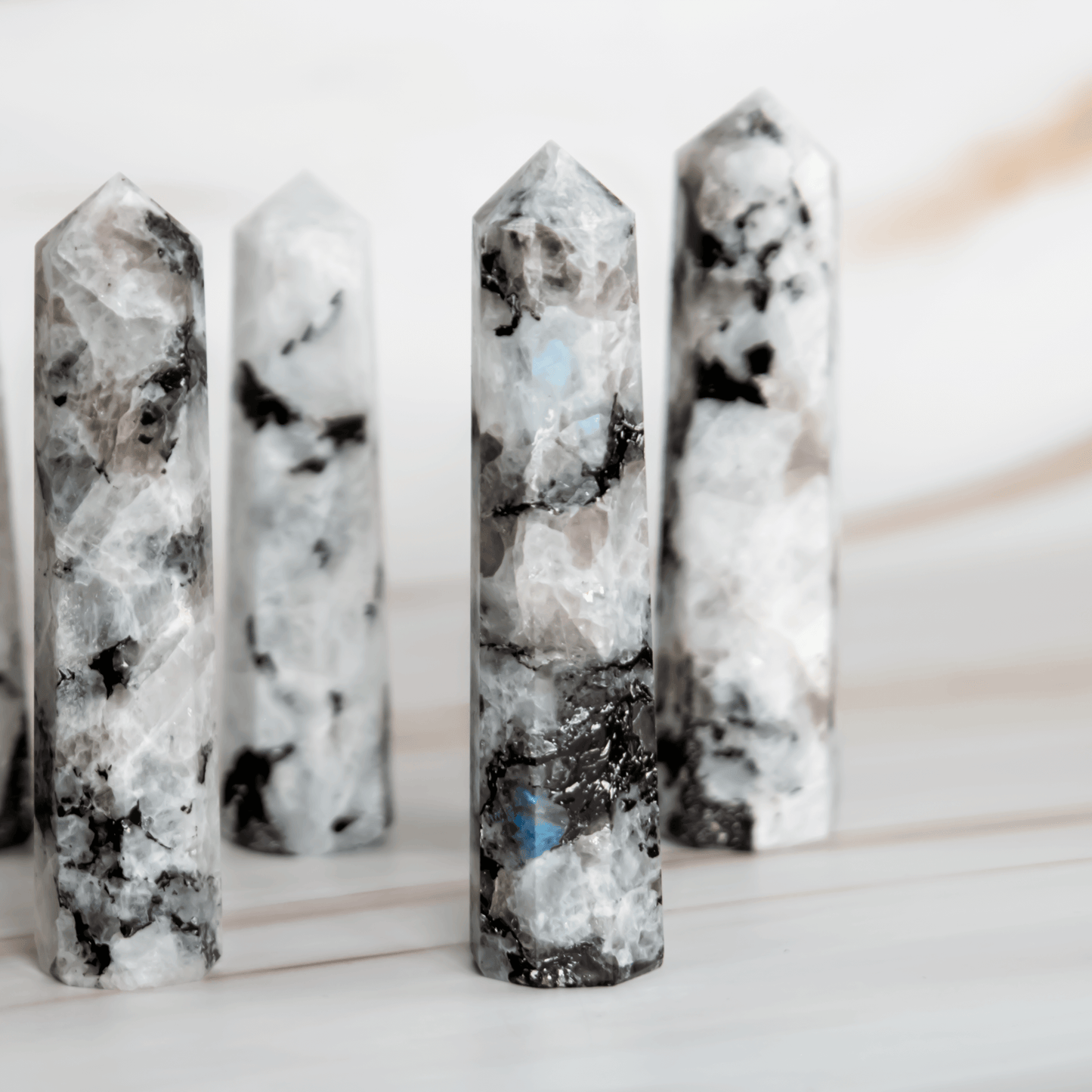 Schwarzer Turmalin Mondstein Obelisk Kristallspitze Turm Dekoration MeditationHeilstein Edelstein Schörl Edelstein Heilstein Schutzstein steht für schutz gegen Negative Energie und Strahlung Onlineshop Deutschland Annurah